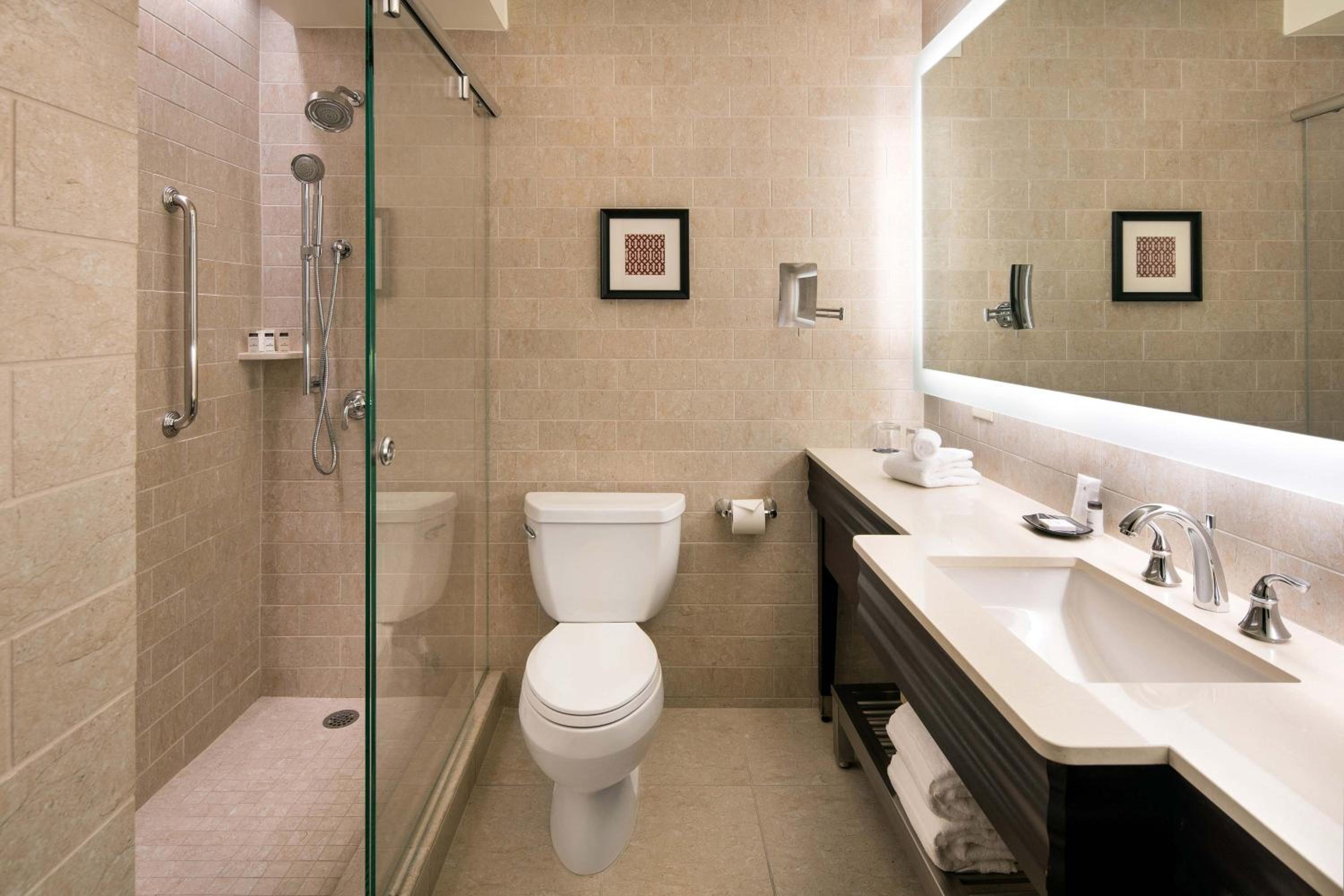 Deluxe, Guest room, 1 King - Photo 5