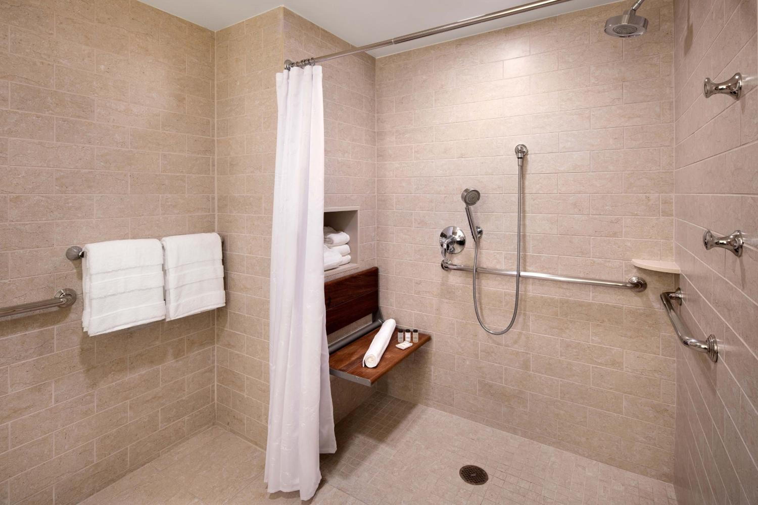 Deluxe, Guest room, 1 King - Photo 10