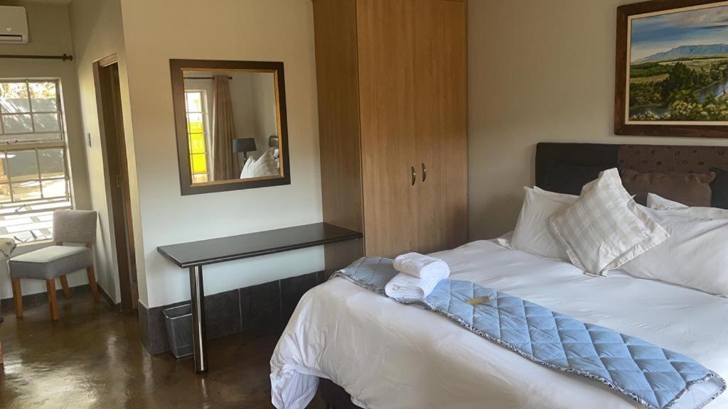 King or Twin Room - Photo 9