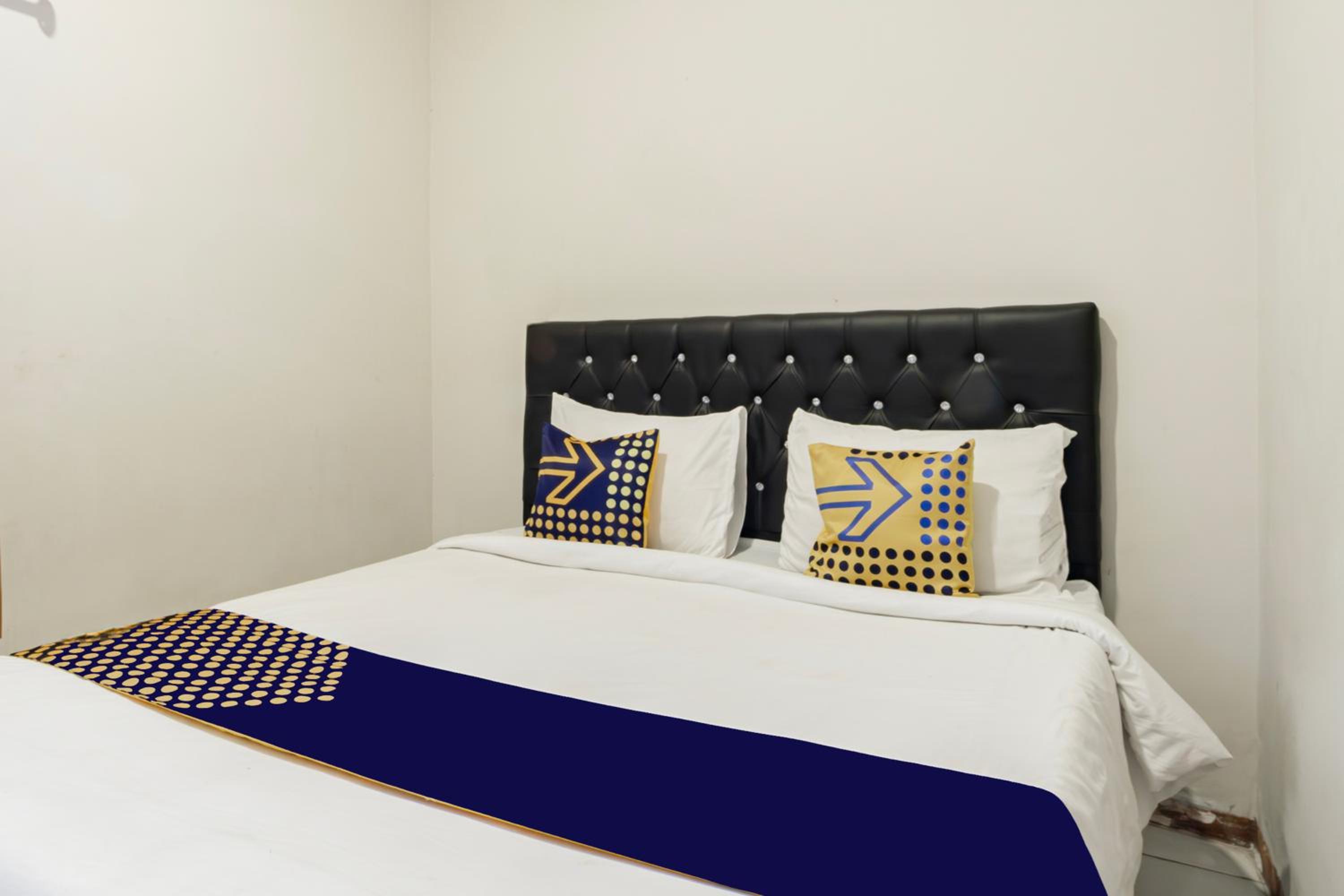 Budget Double Room - Photo 9