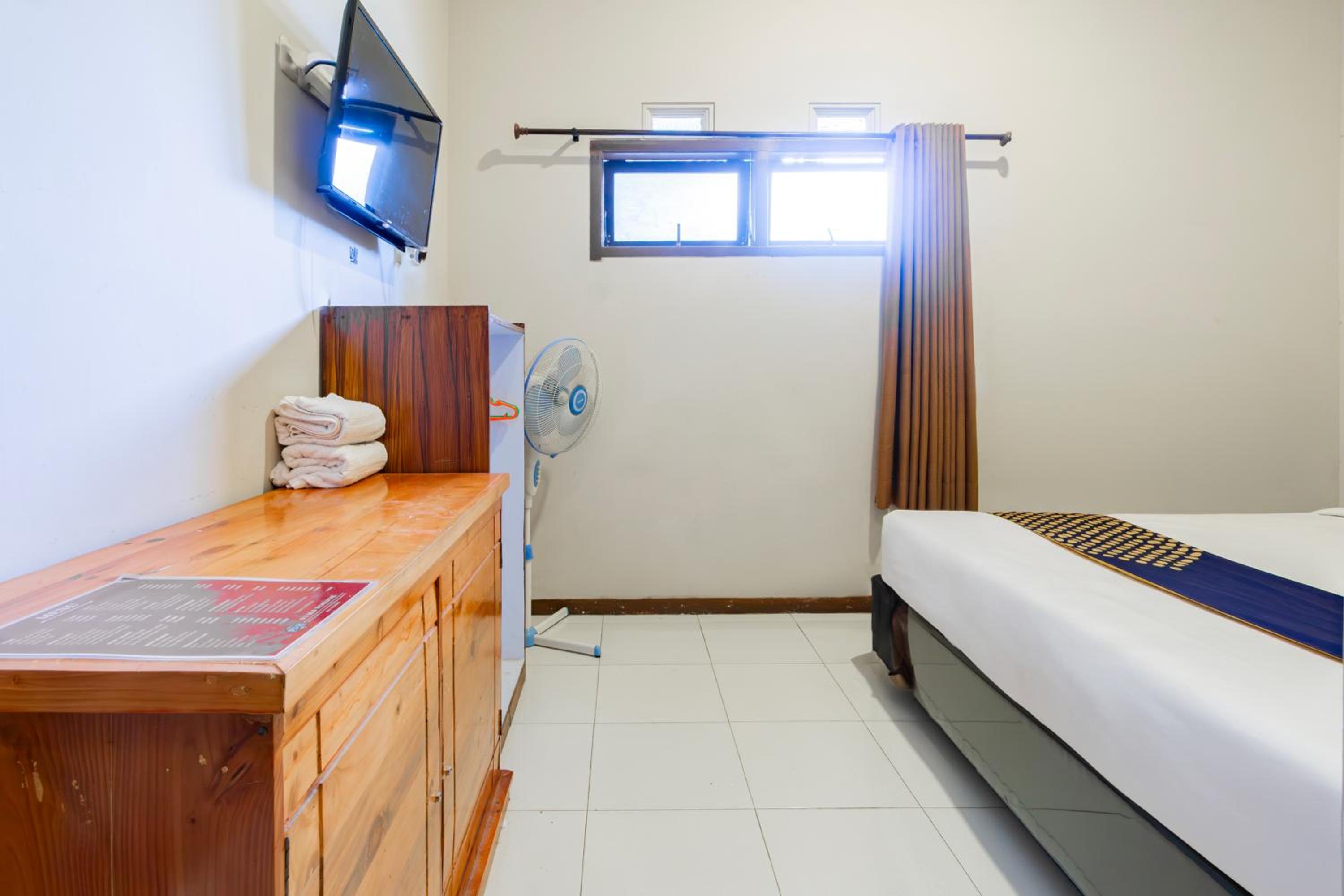 Budget Double Room - Photo 13