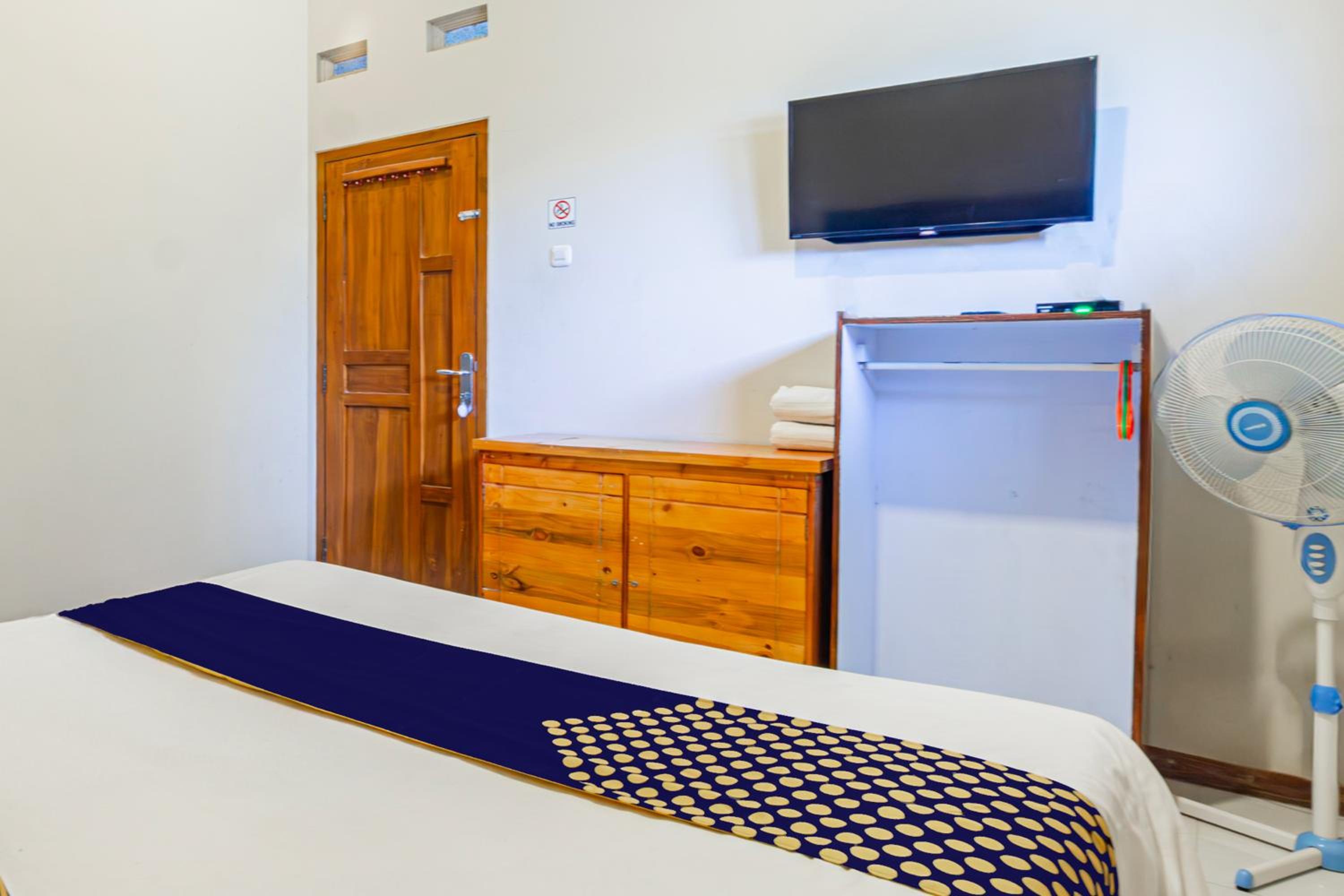 Budget Double Room - Photo 18