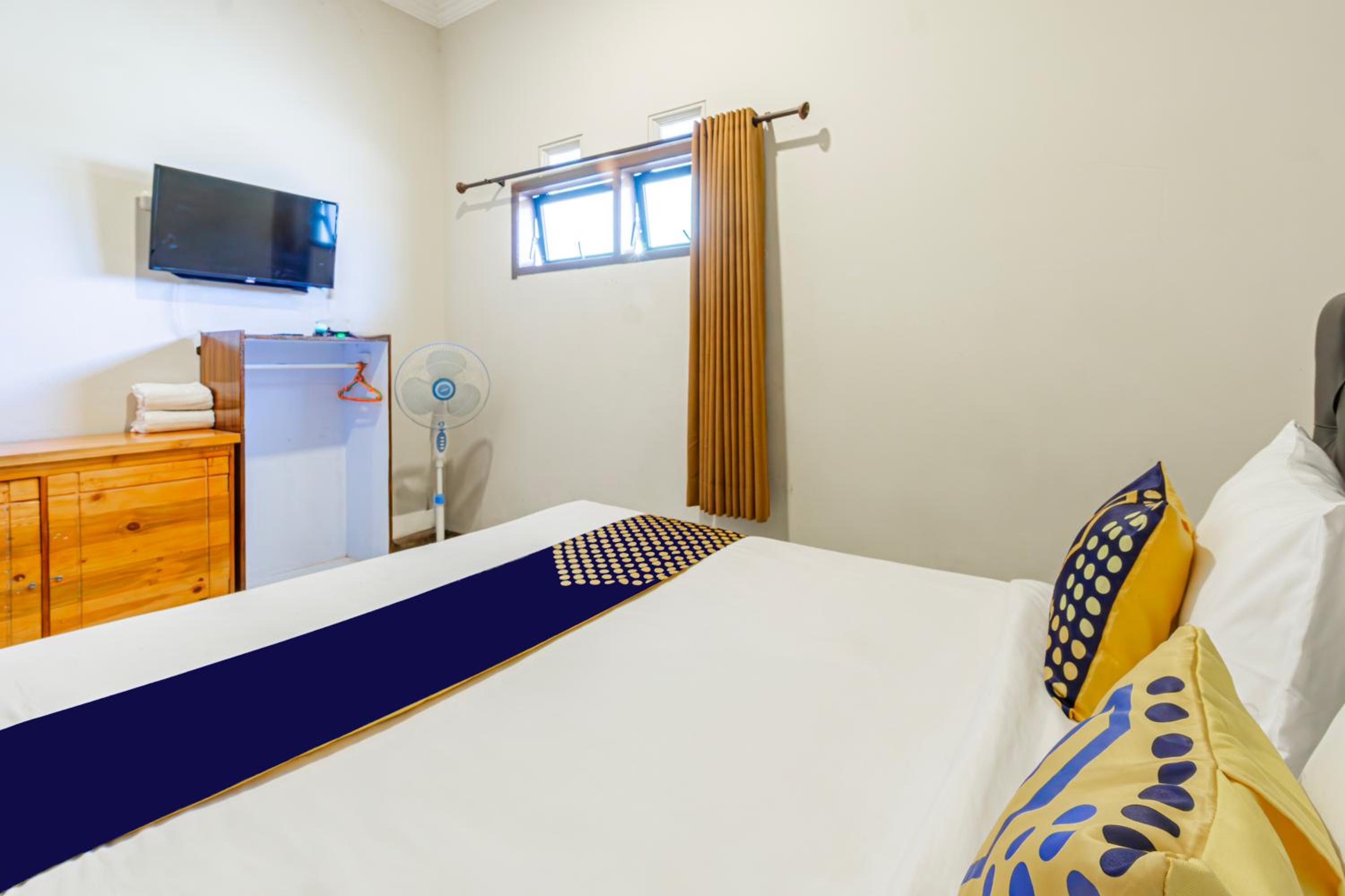 Budget Double Room - Photo 10