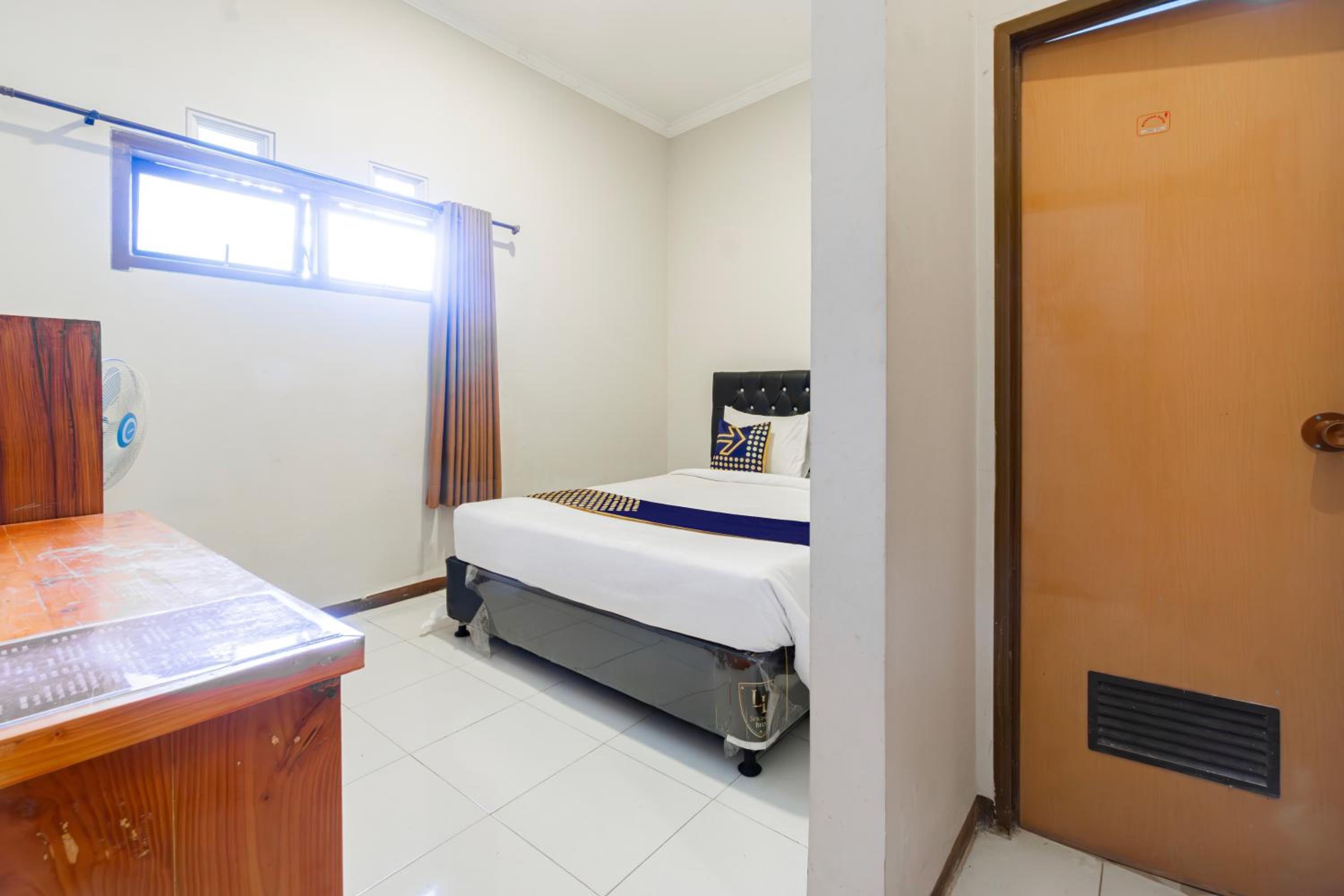 Budget Double Room - Photo 15