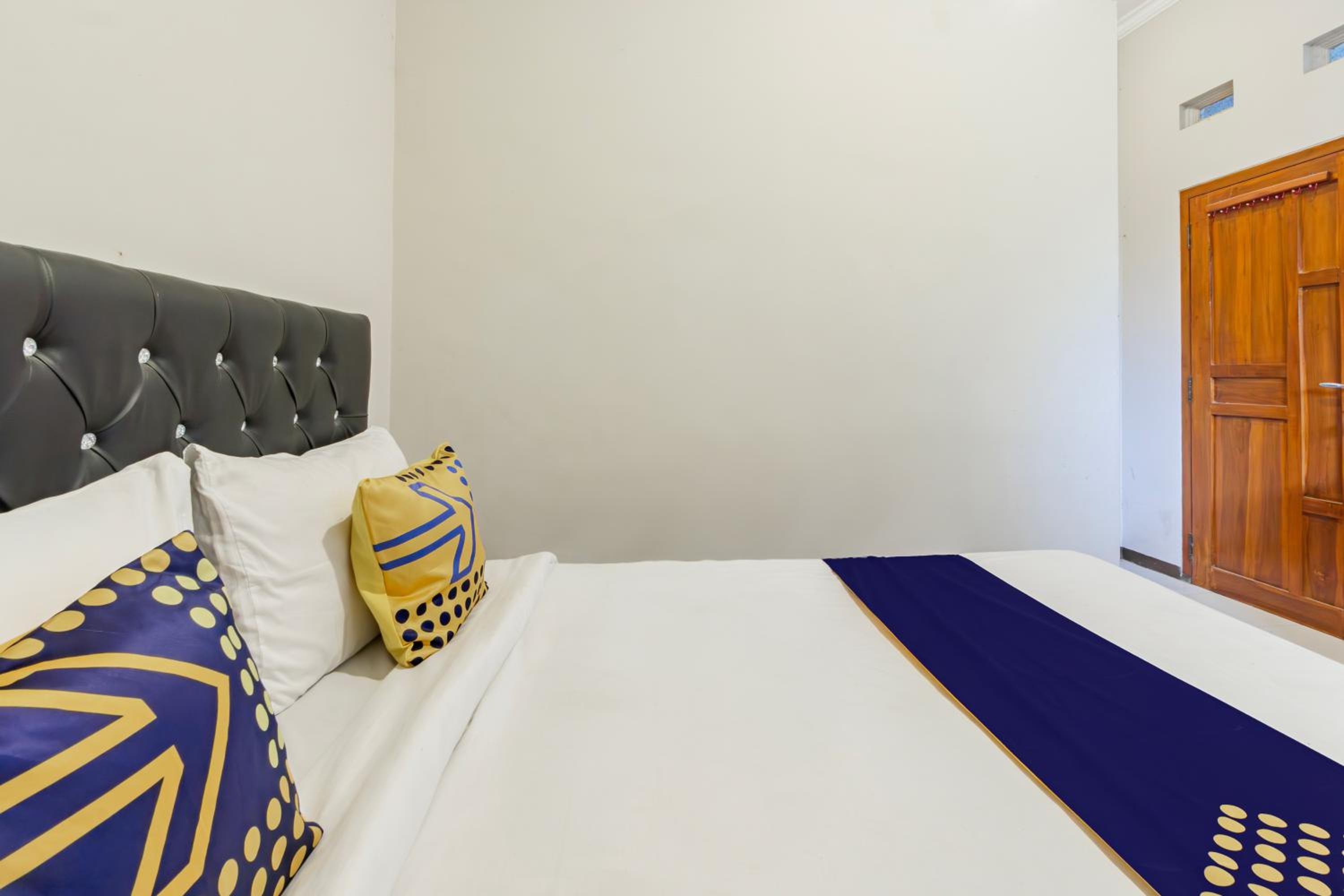 Budget Double Room - Photo 11