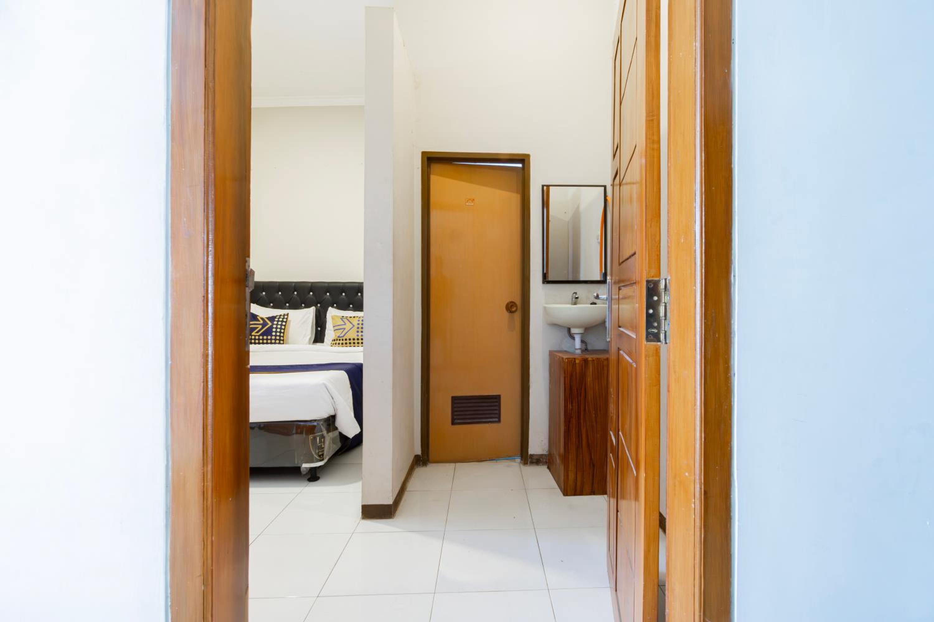 Budget Double Room - Photo 14