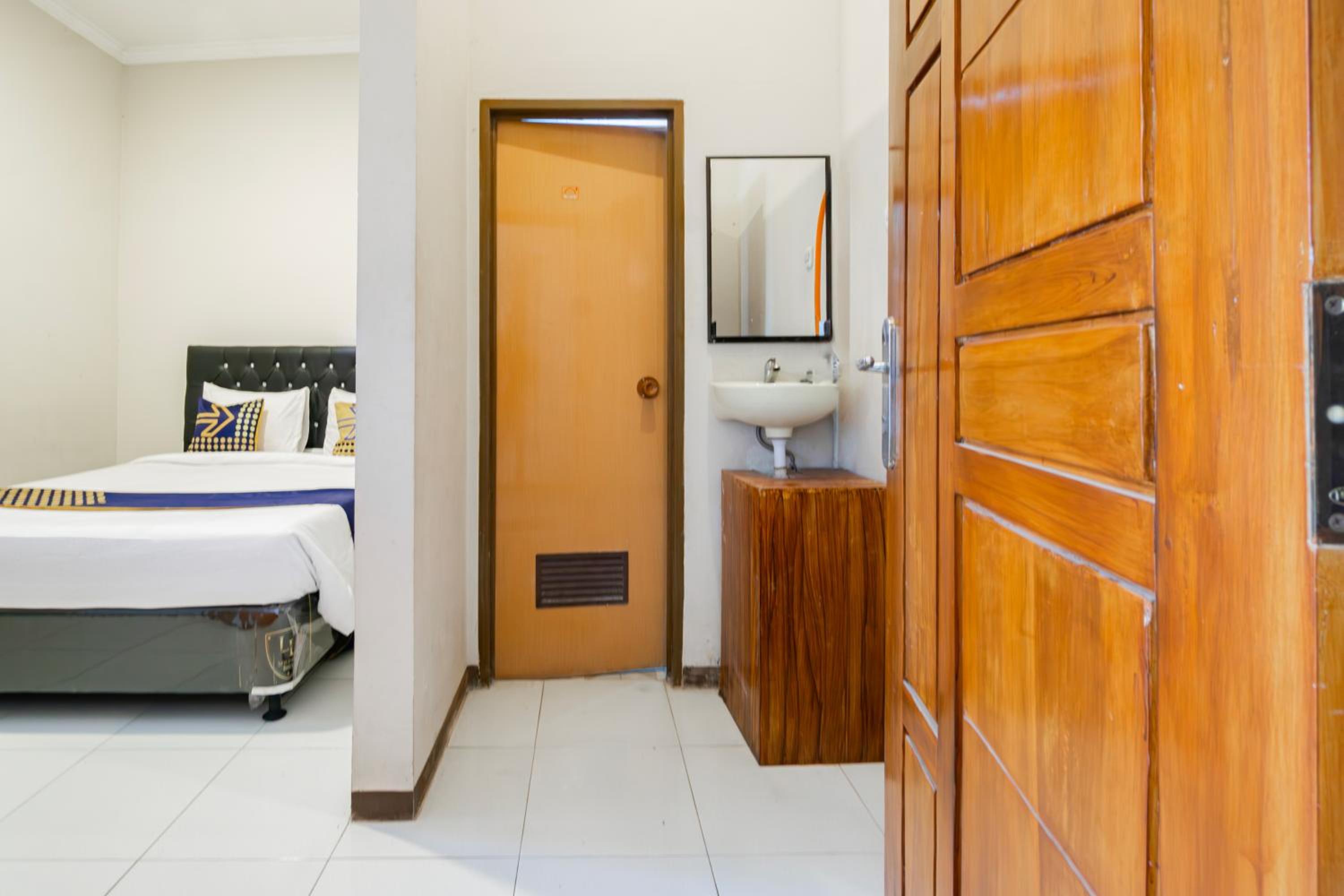 Budget Double Room - Photo 19