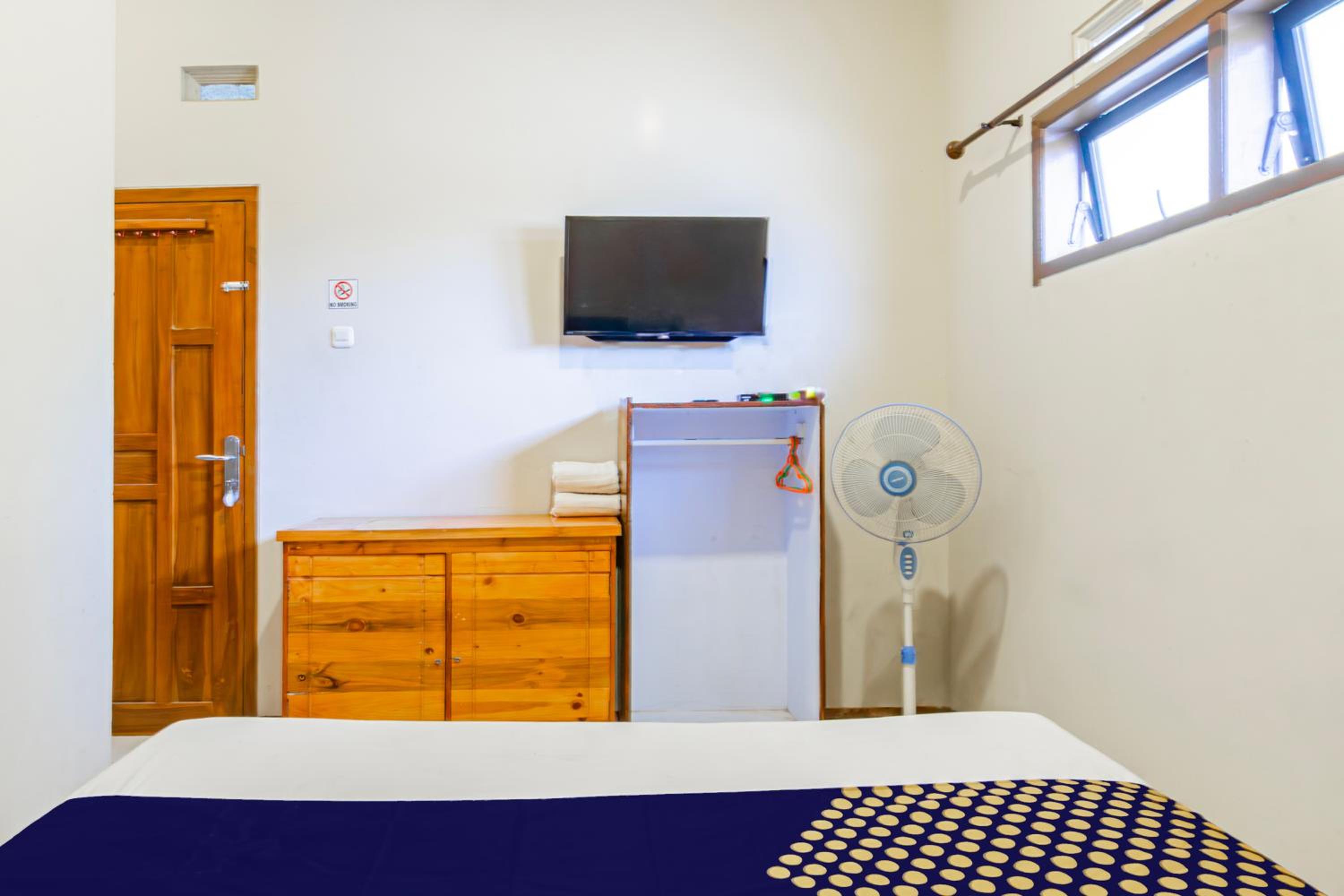 Budget Double Room - Photo 17