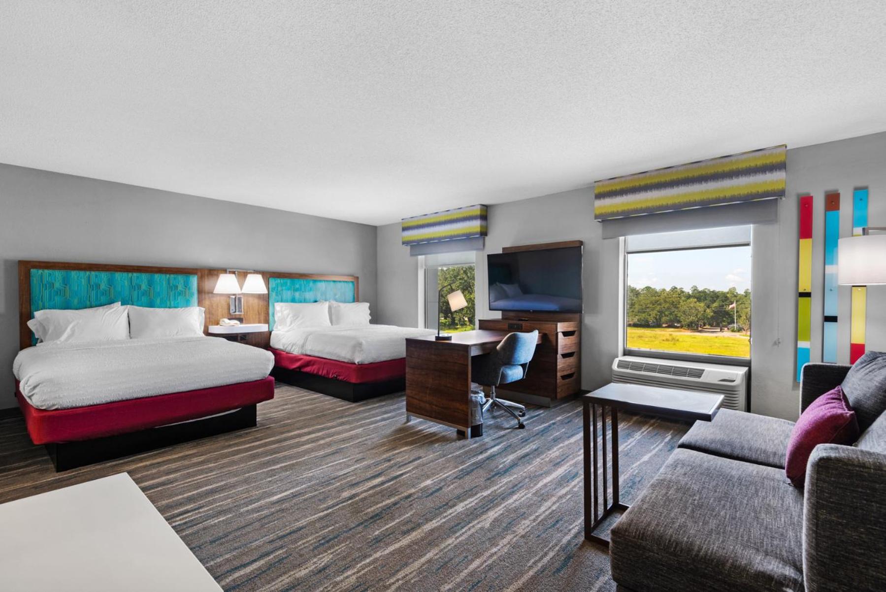 Queen Room with Two Queen Beds (4 Adults) - Photo 3