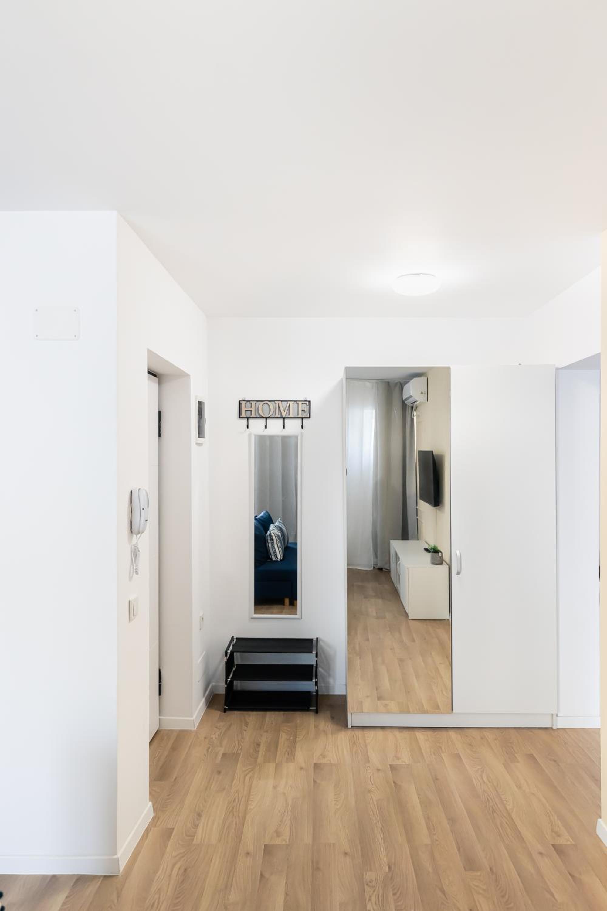 Apartment with Balcony photo 2
