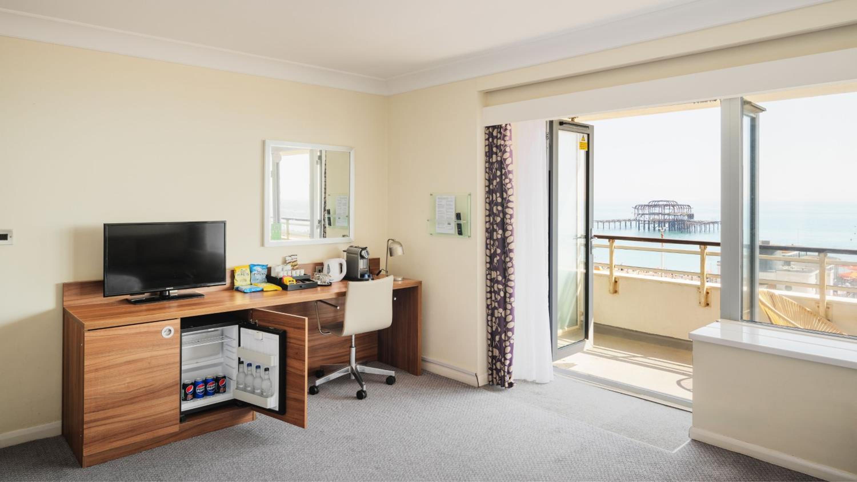 Premium King Room with Balcony - Photo 3