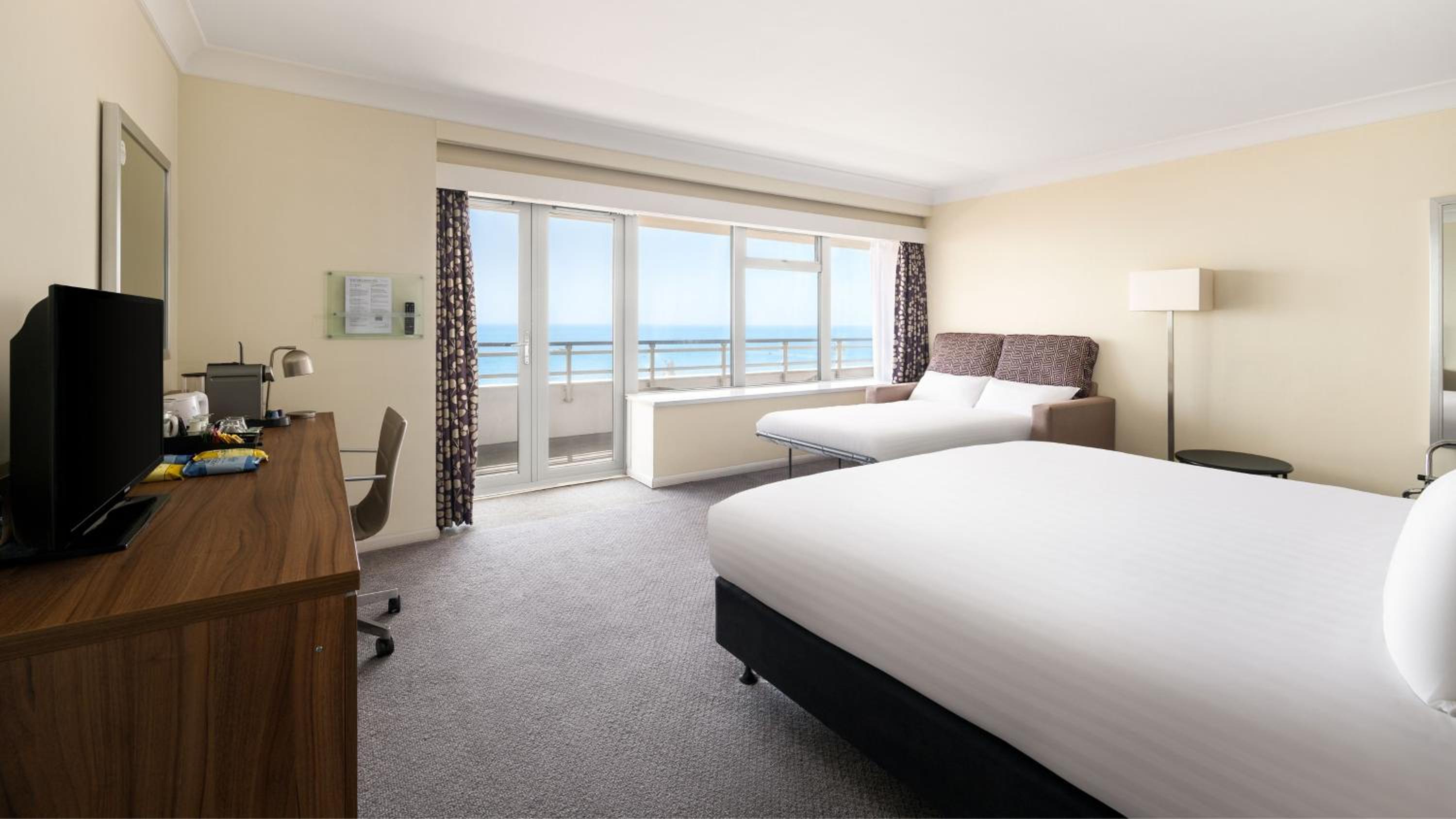 Premium King Room with Sofa Bed - Photo 2