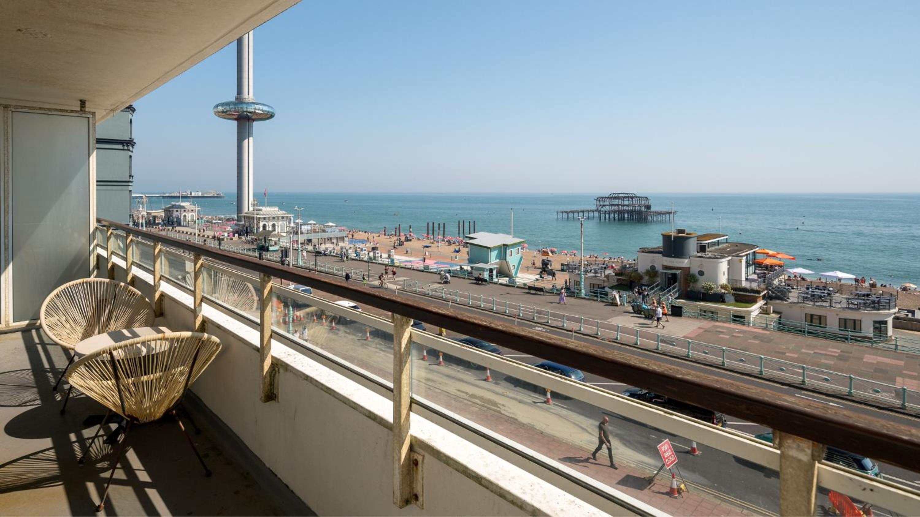 Premium King Room with Balcony - Photo 6