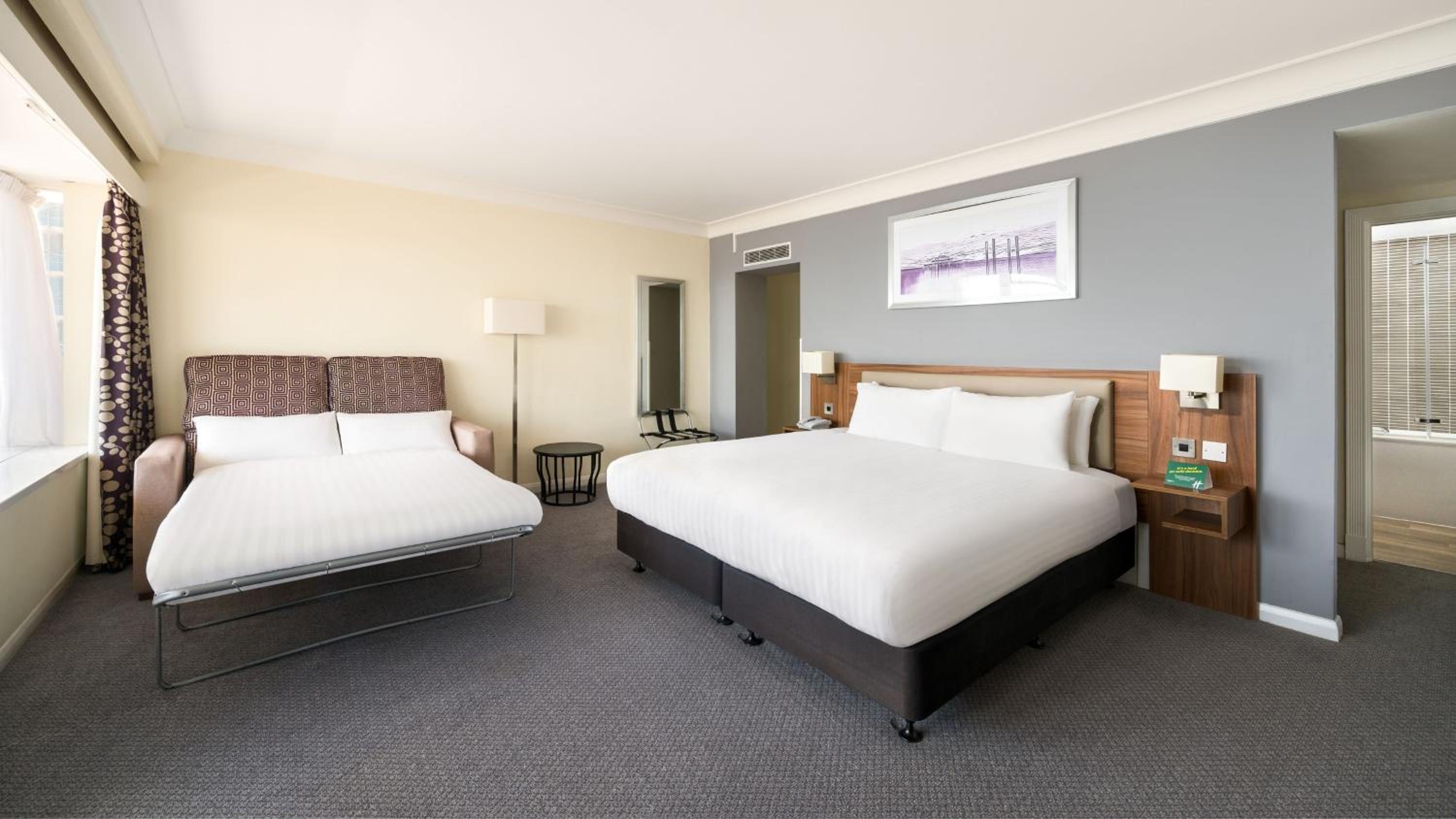 Premium King Room with Balcony - Photo 7