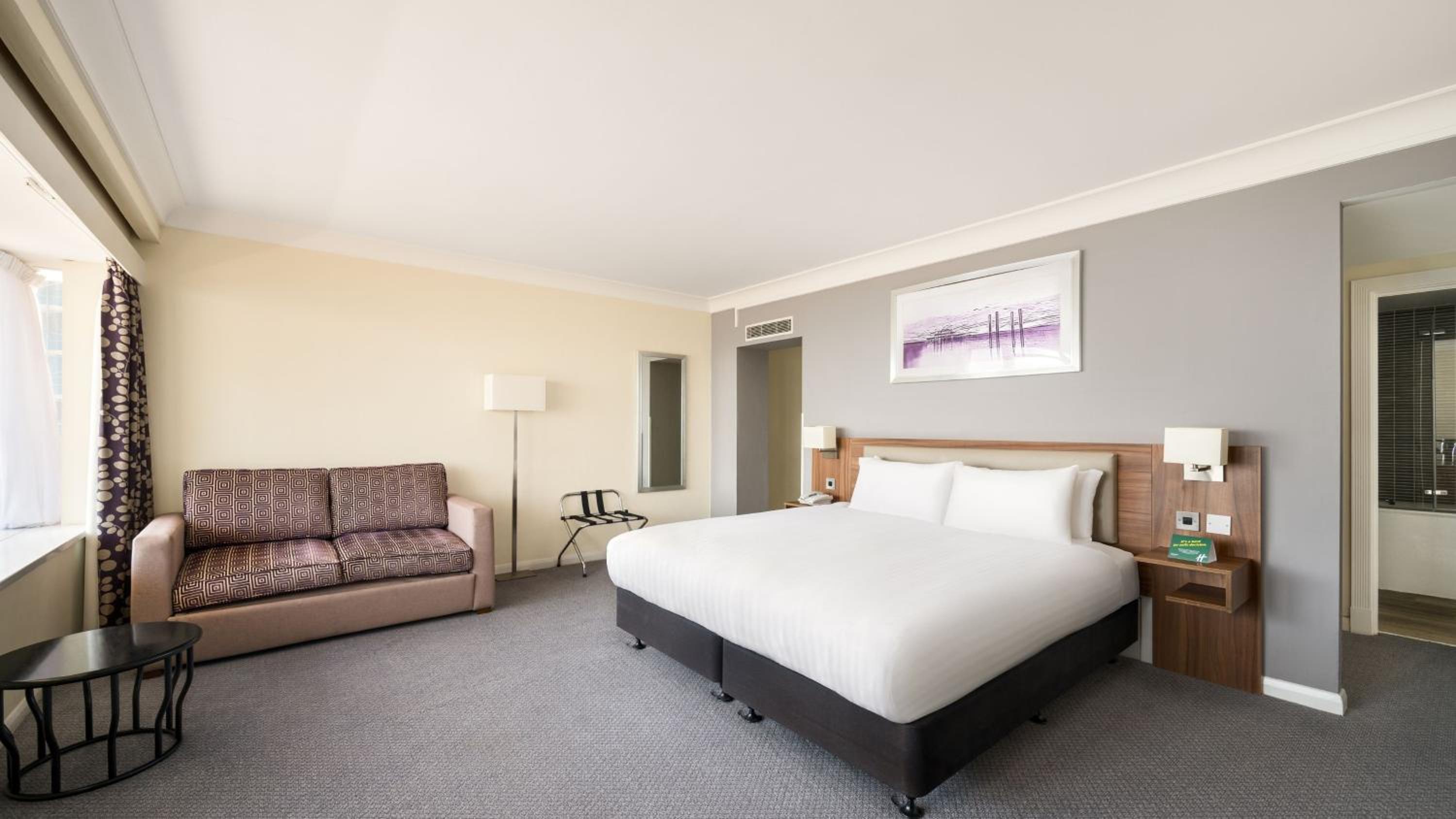 Premium King Room with Balcony - Photo 9