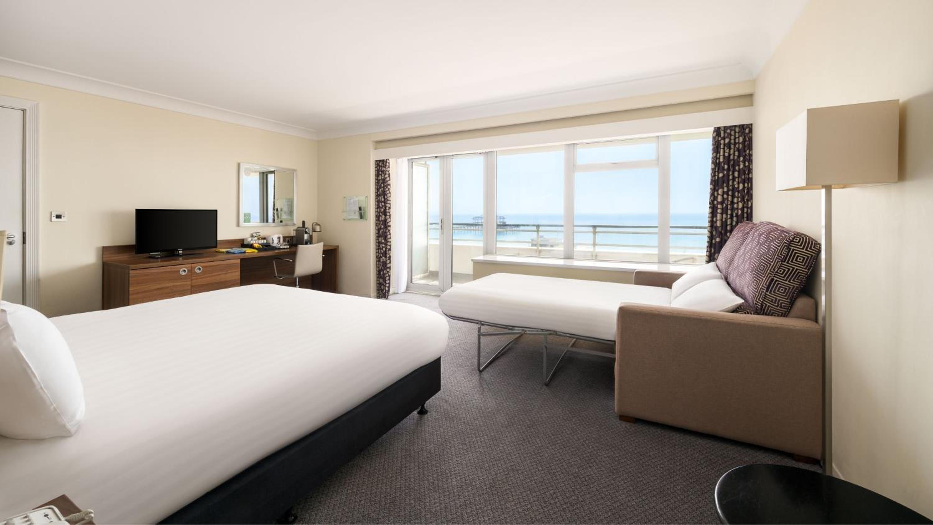 Premium King Room with Balcony - Photo 8