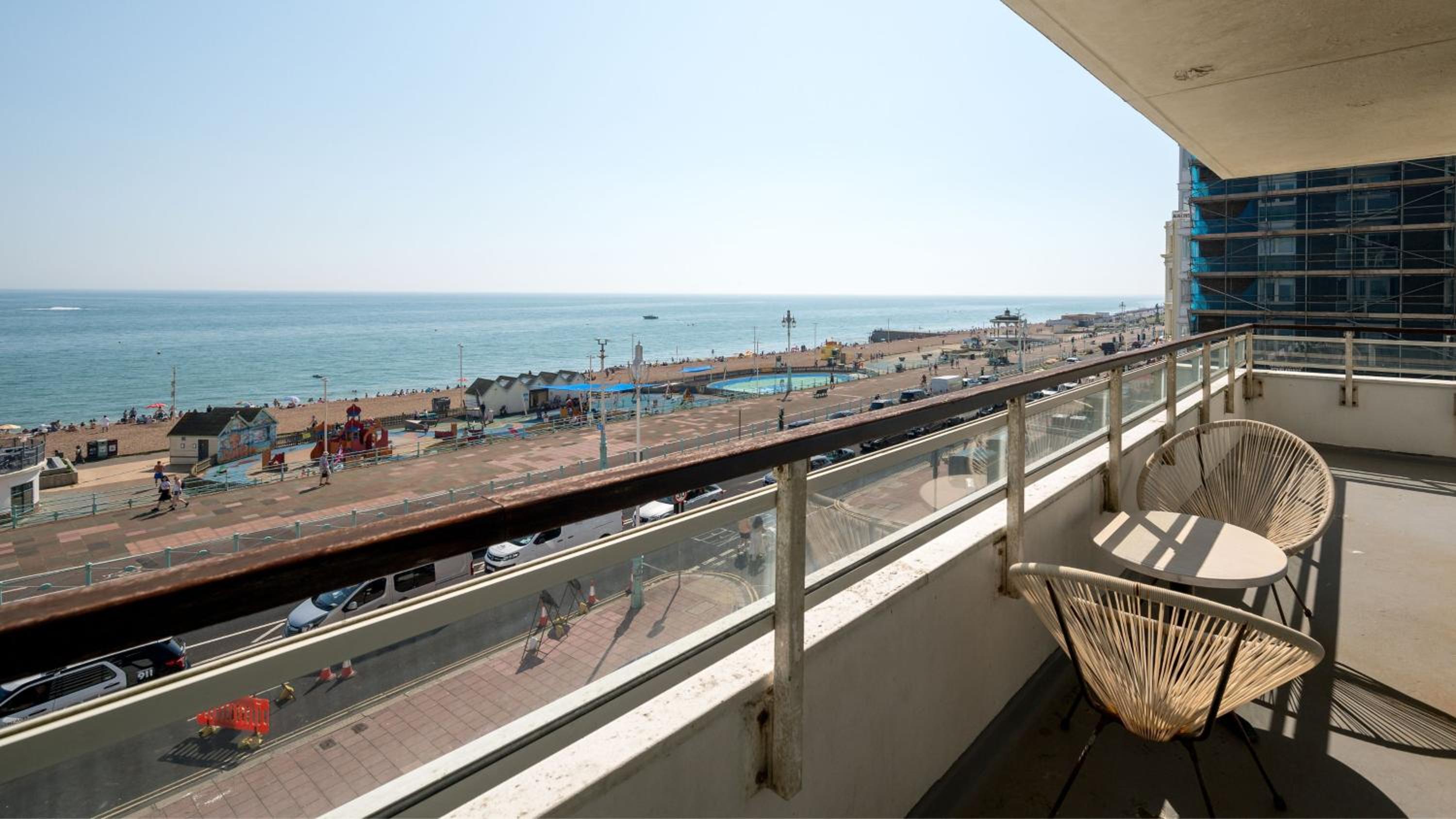 Premium King Room with Balcony - Photo 11