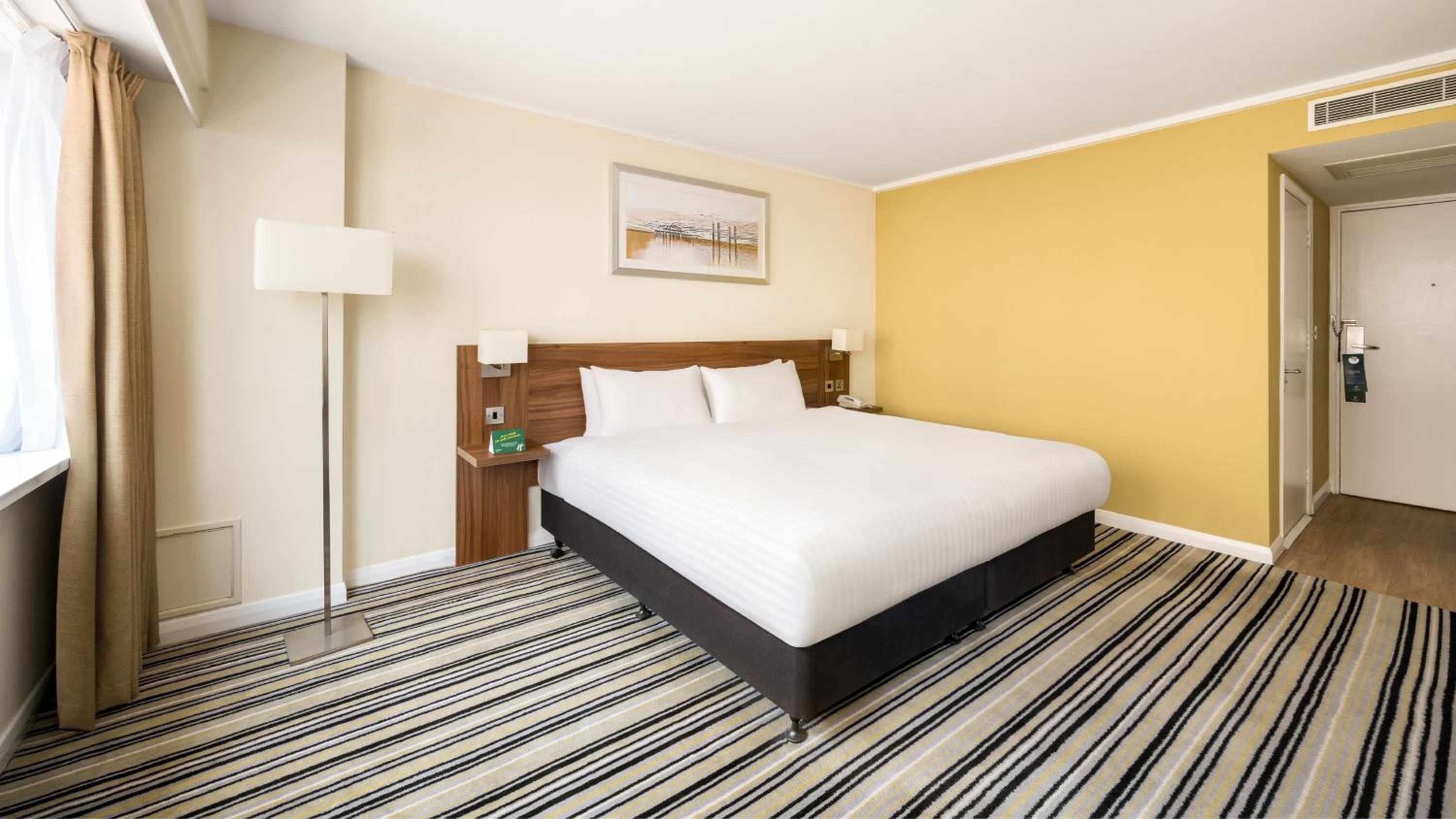 Standard King Room - Photo 7