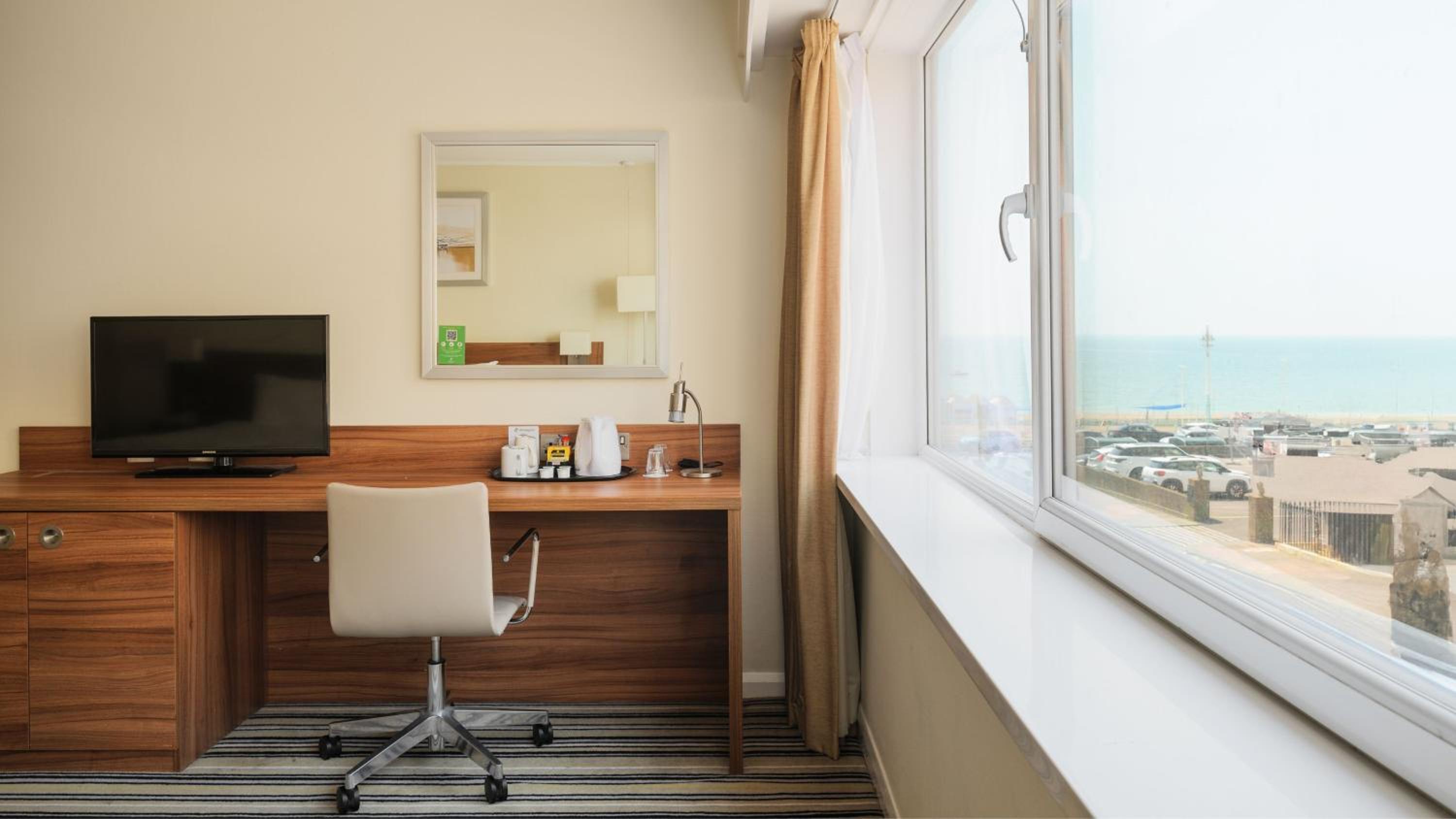Standard Double Room with Side Sea View - Photo 5