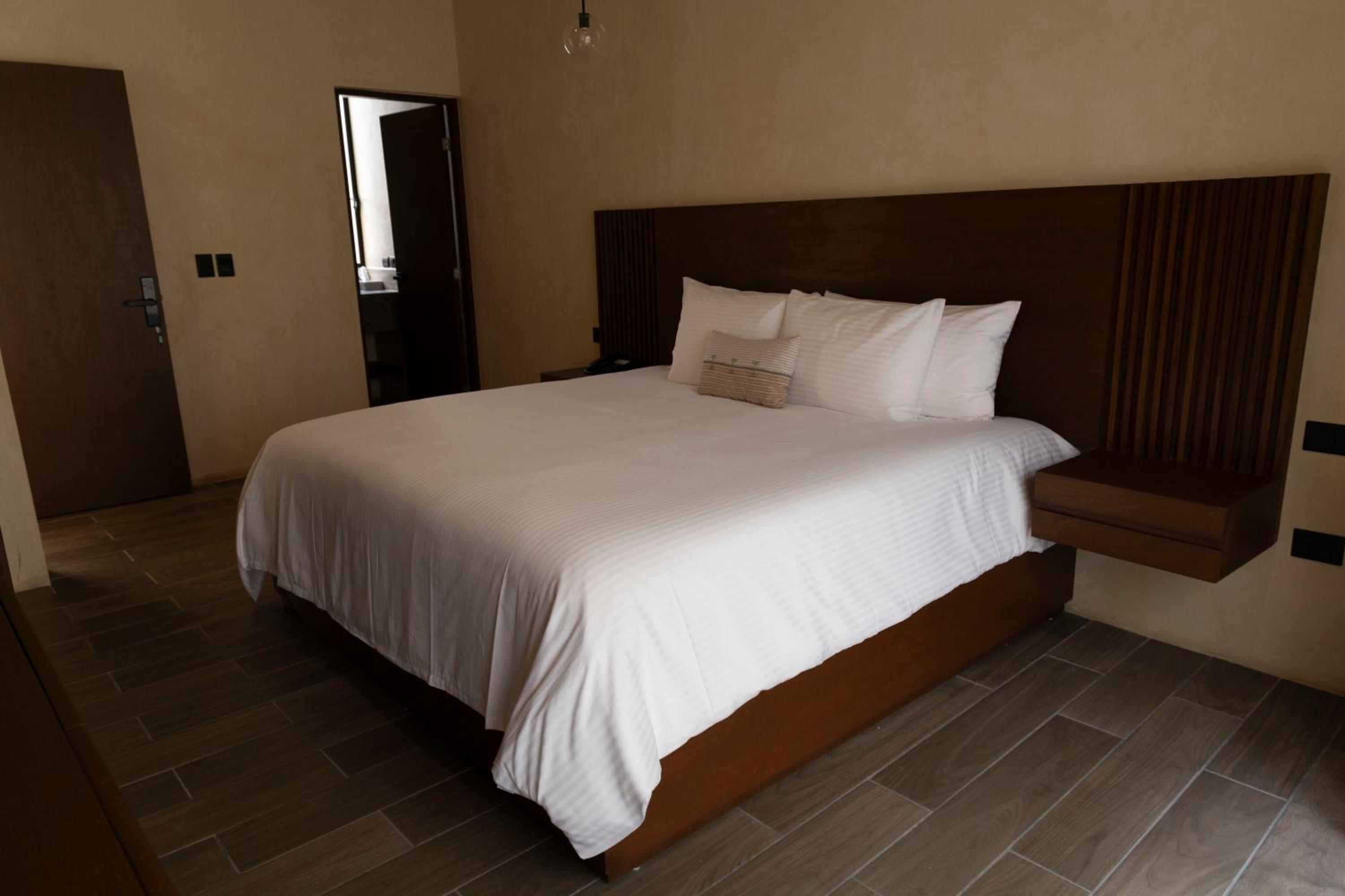 Standard King Room photo 2