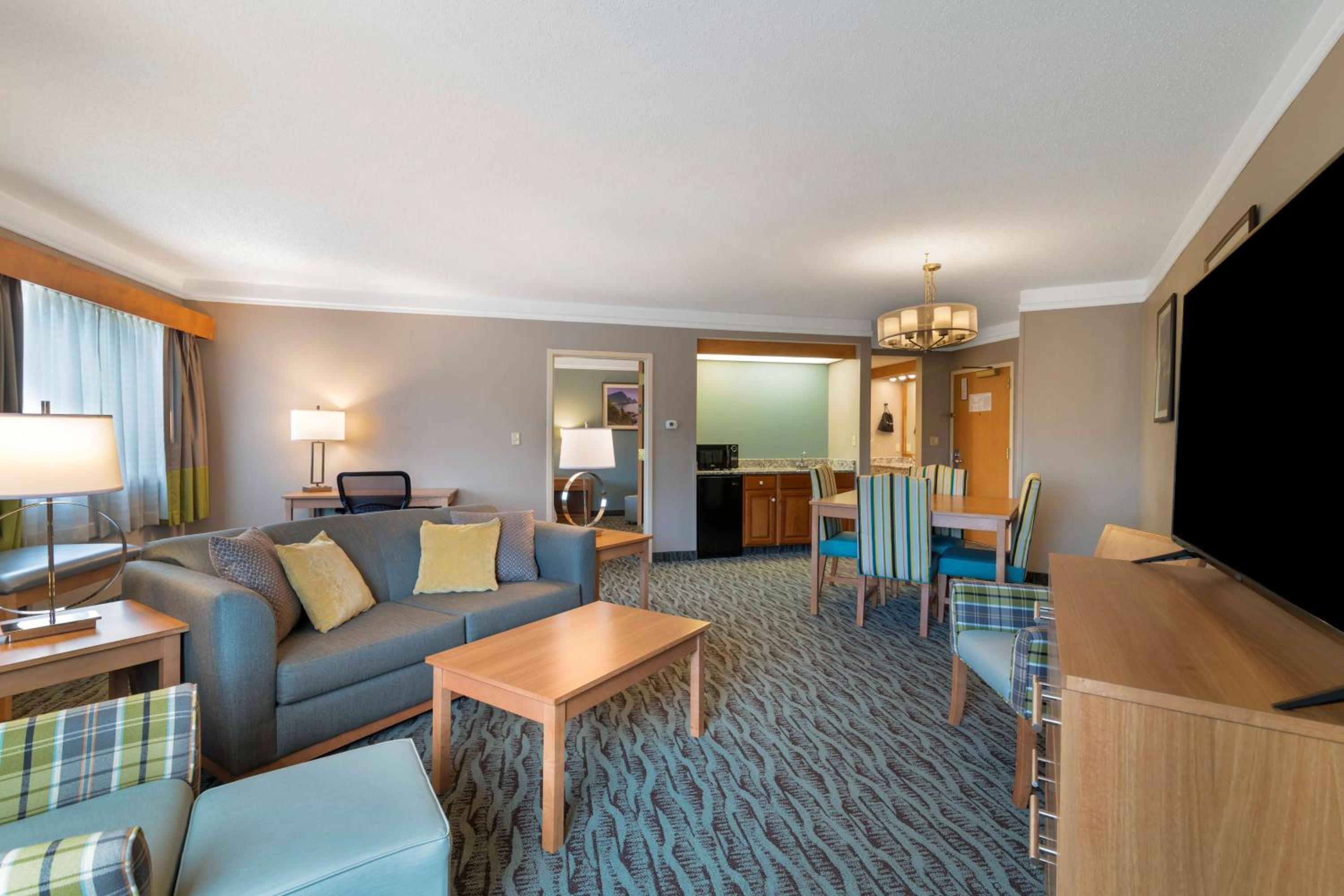 King Suite - Non-Smoking - Photo 5