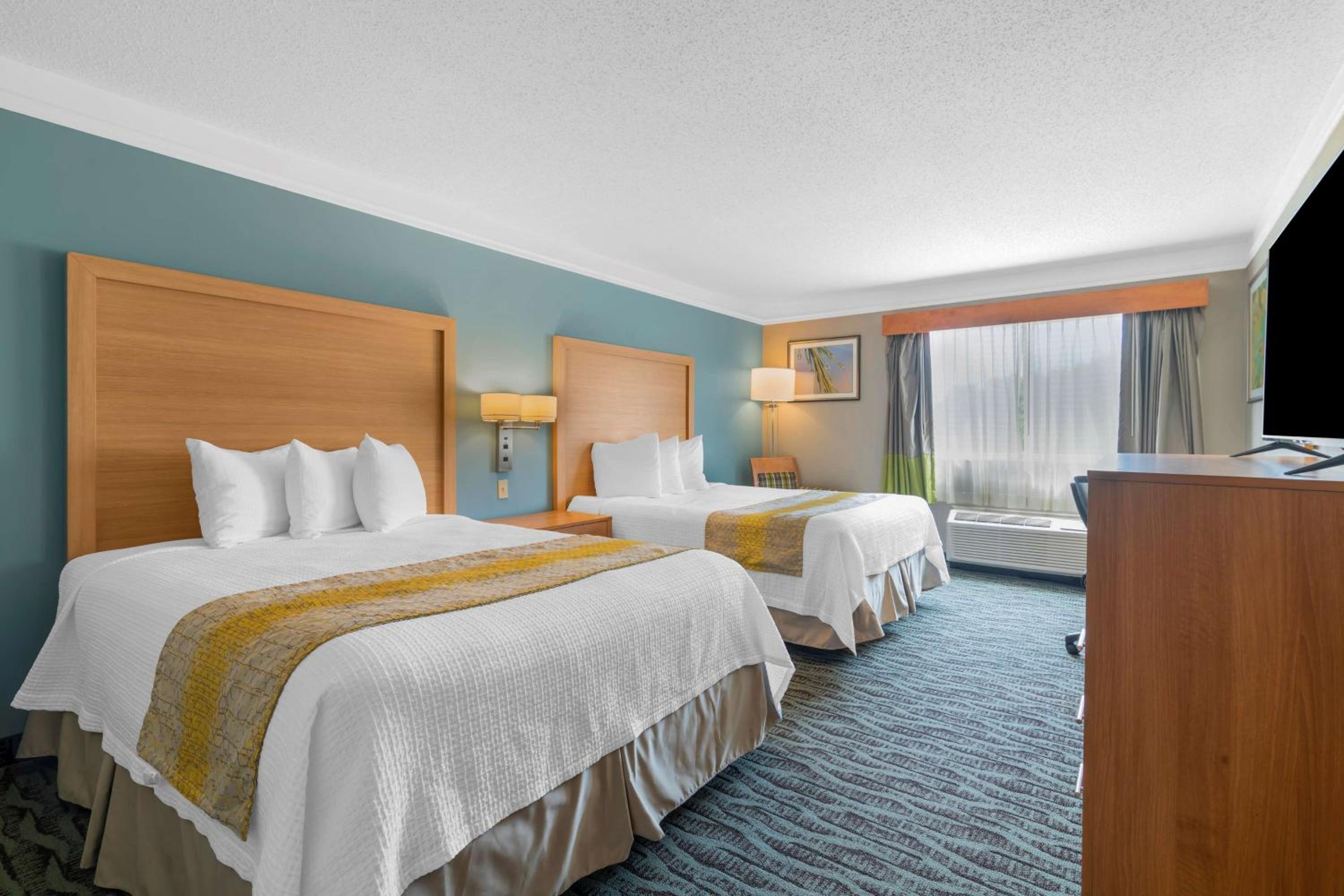 Queen Room with Two Queen Beds - Pet-Friendly/Non-Smoking - Photo 3