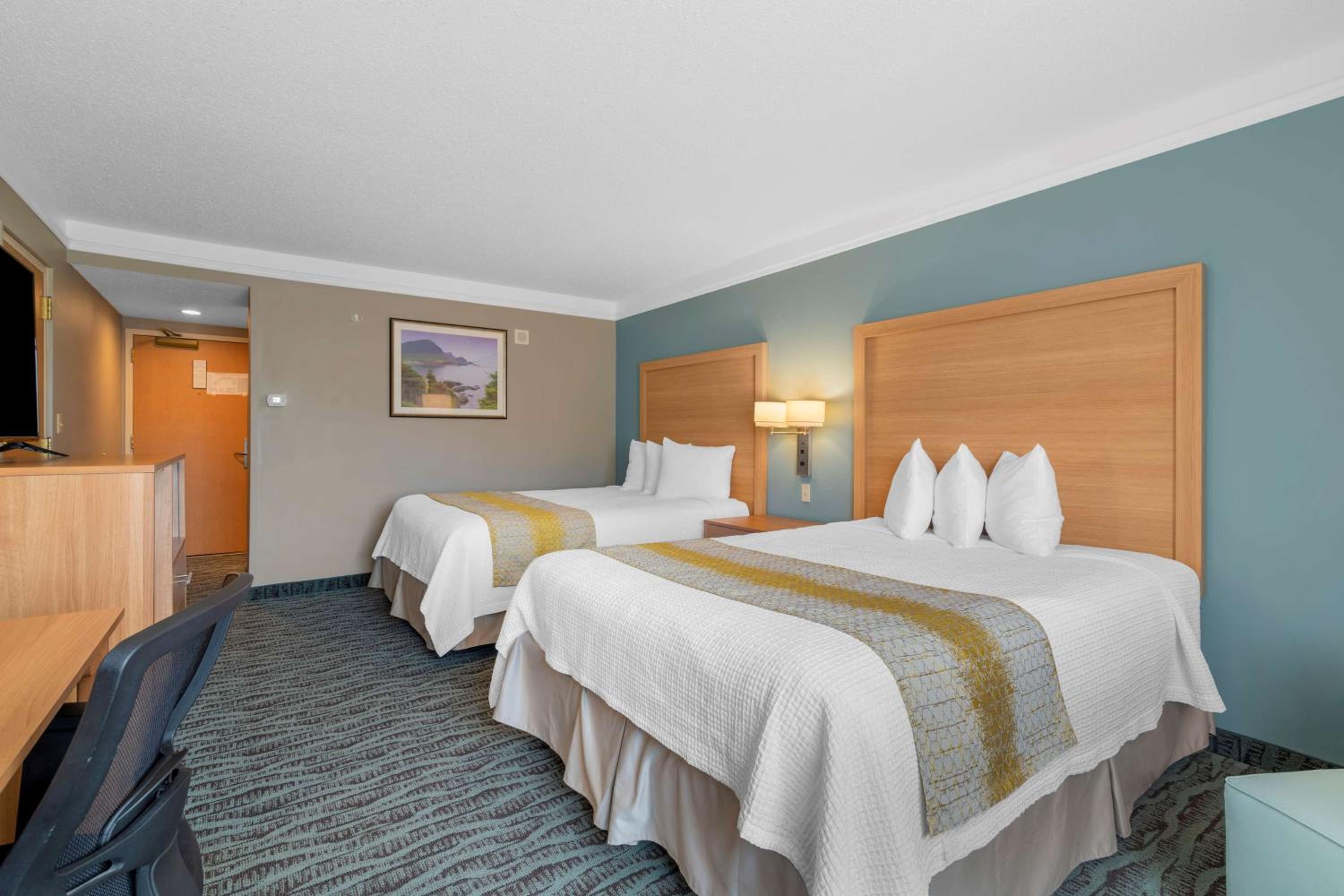 Queen Room with Two Queen Beds - Pet-Friendly/Non-Smoking - Photo 4