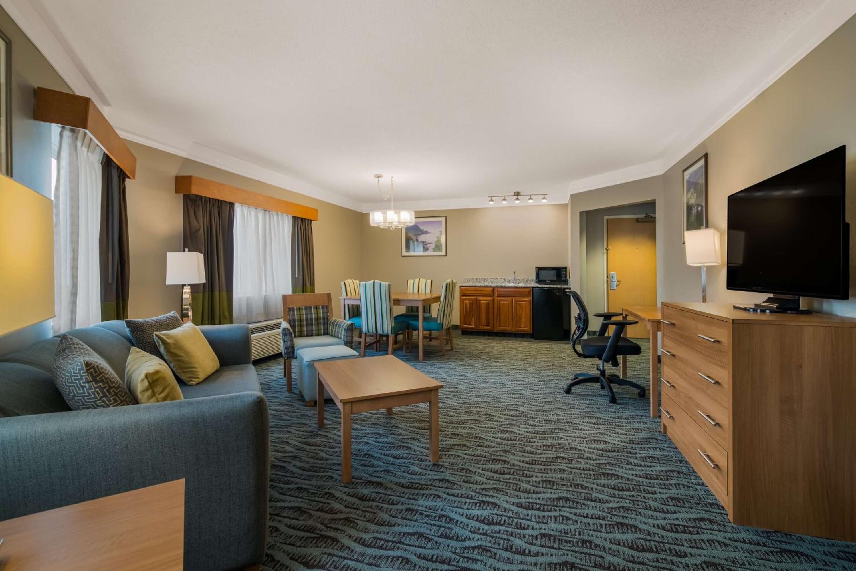 King Suite with Spa Bath - Non-Smoking - Photo 5