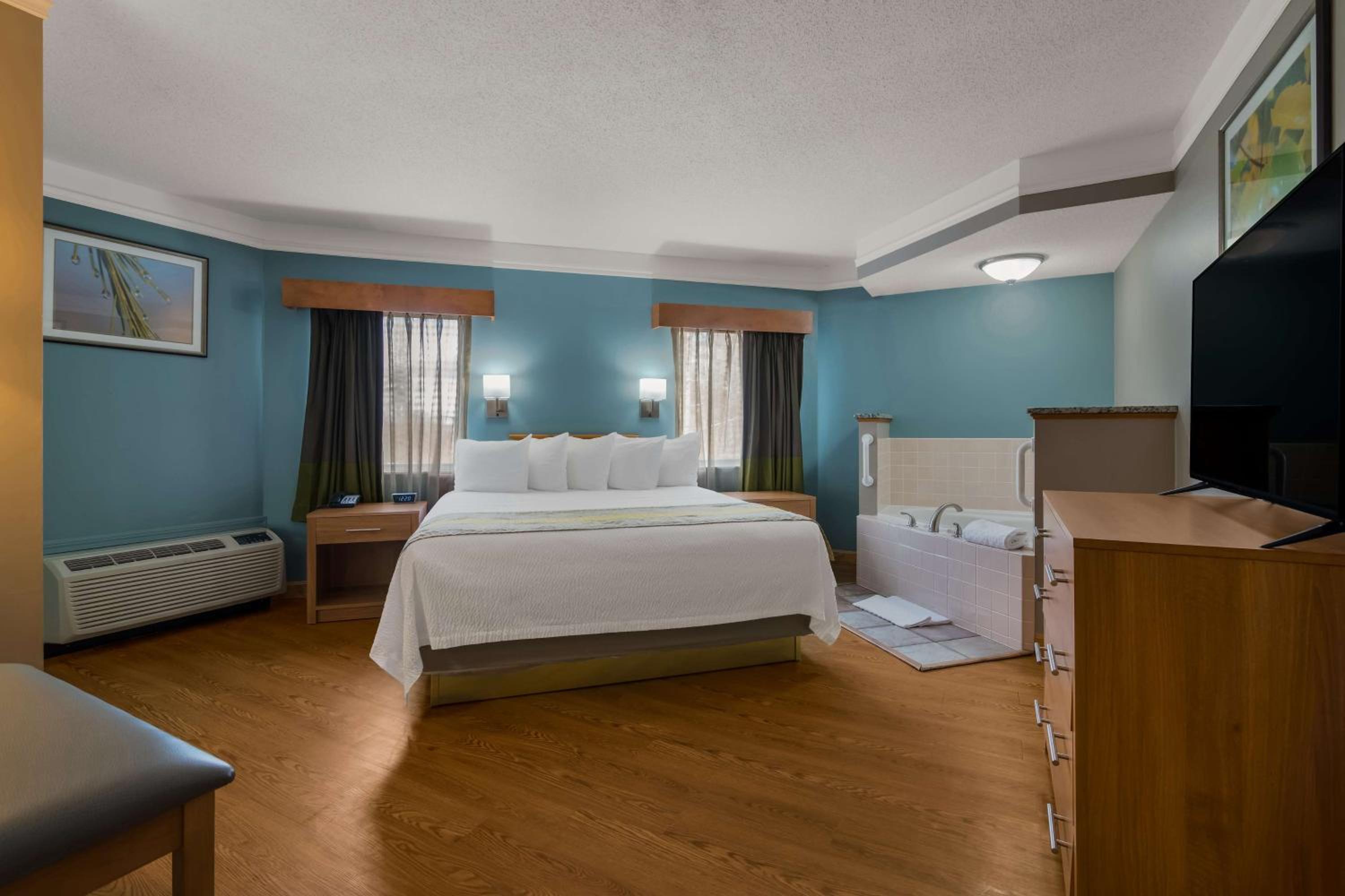 King Suite with Spa Bath - Non-Smoking - Photo 4