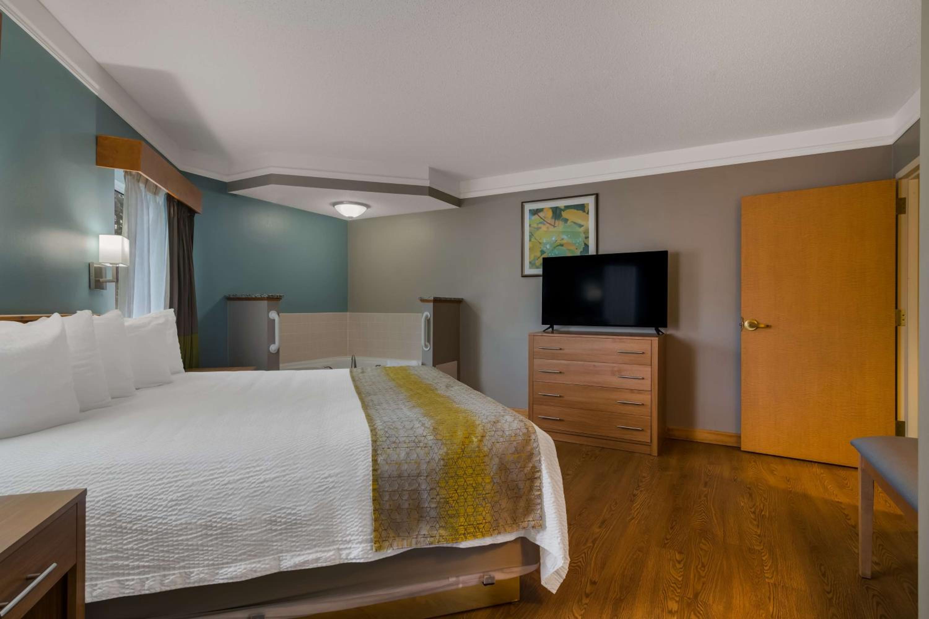 King Suite with Spa Bath - Non-Smoking - Photo 2