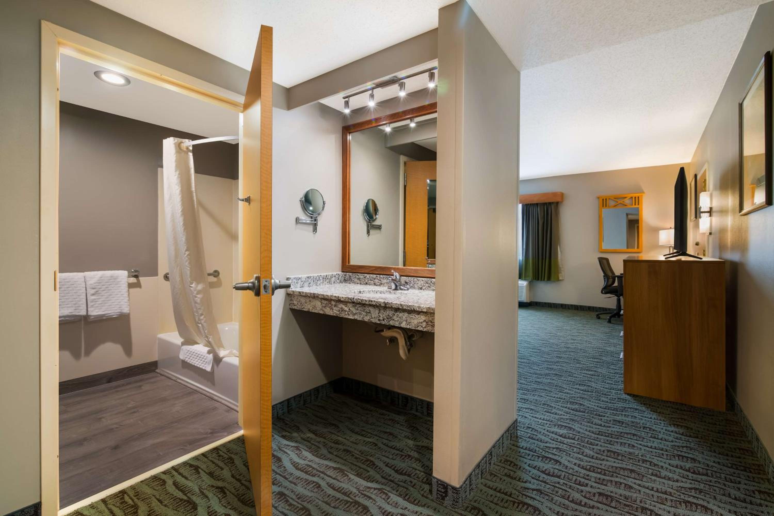 King Room with Bath Tub - Mobility Accessible/Non-Smoking - Photo 3