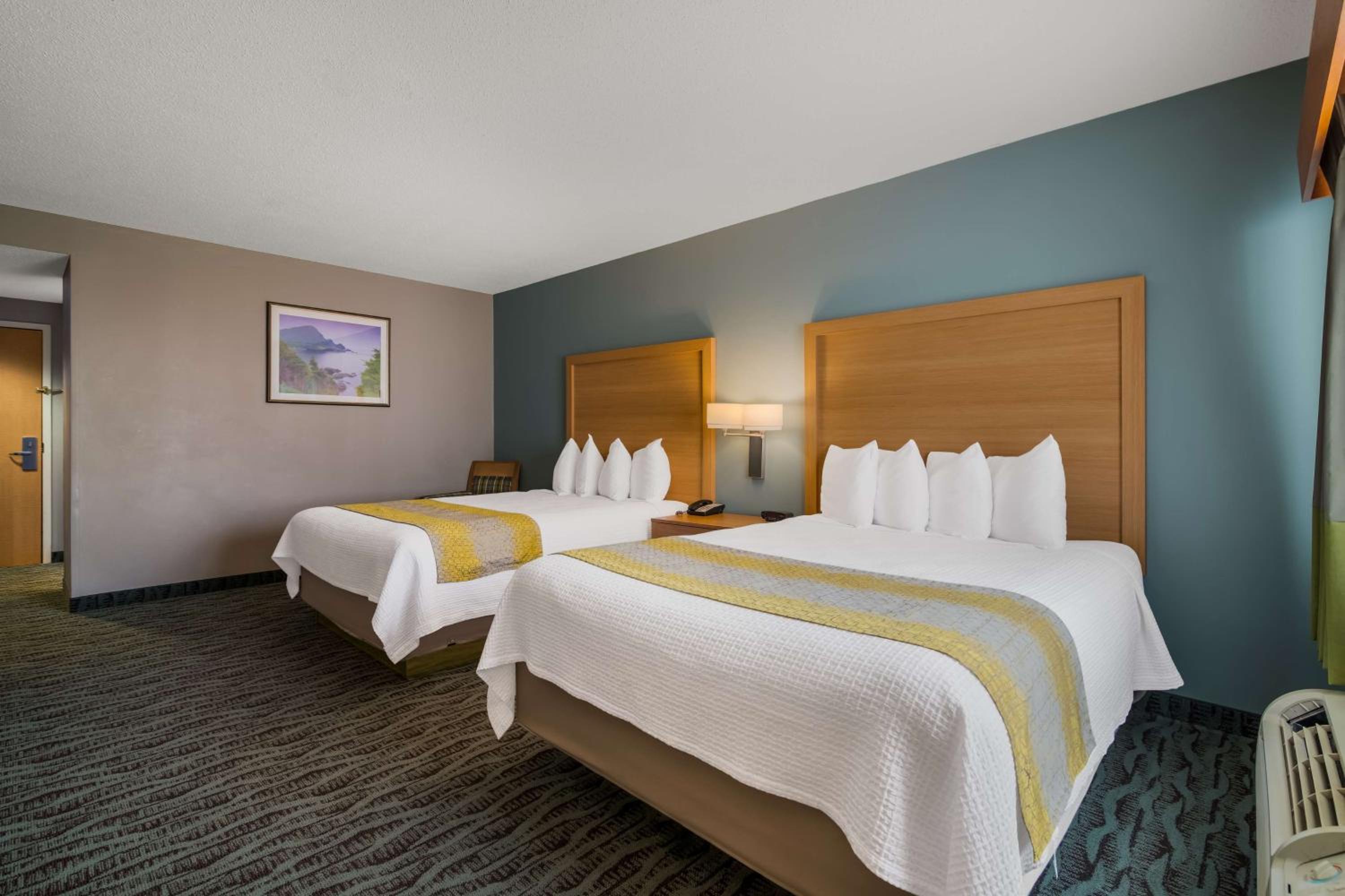 Queen Suite with Two Queen Beds and Sofa Bed photo 3