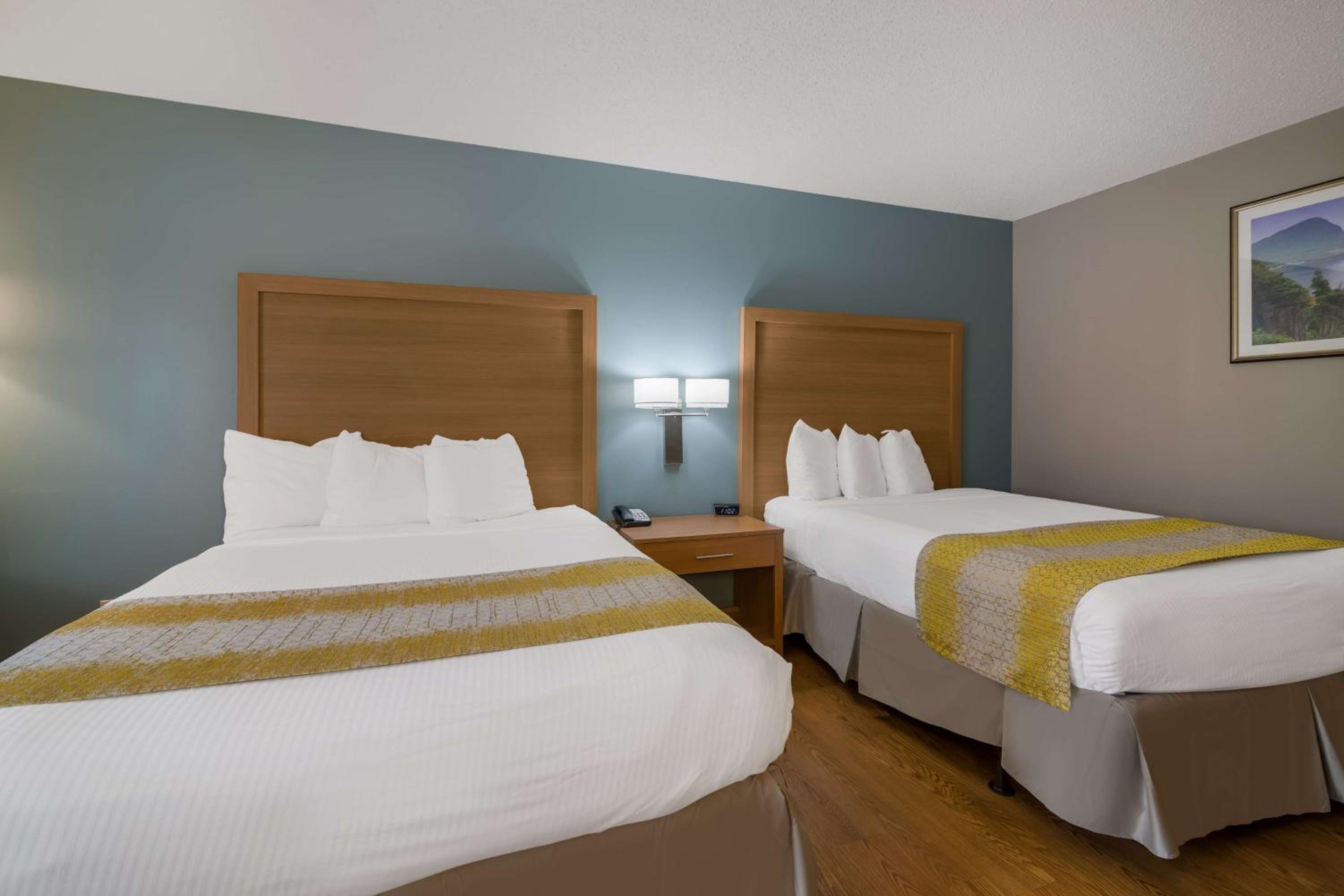 Queen Room with Two Queen Beds - Pet-Friendly/Non-Smoking - Photo 8