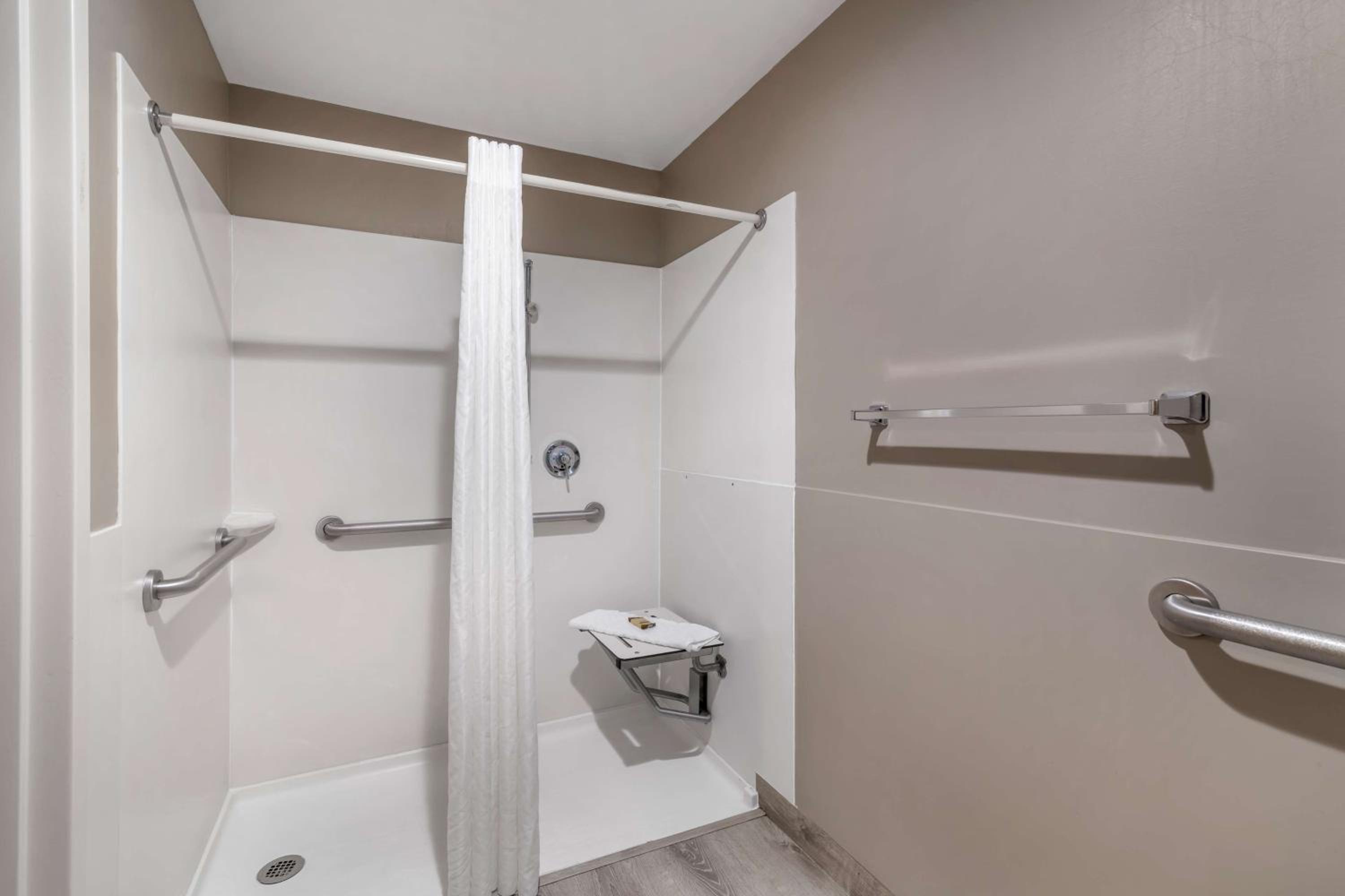 King Room with Roll-in Shower - Disability Access/Non-Smoking - Photo 5