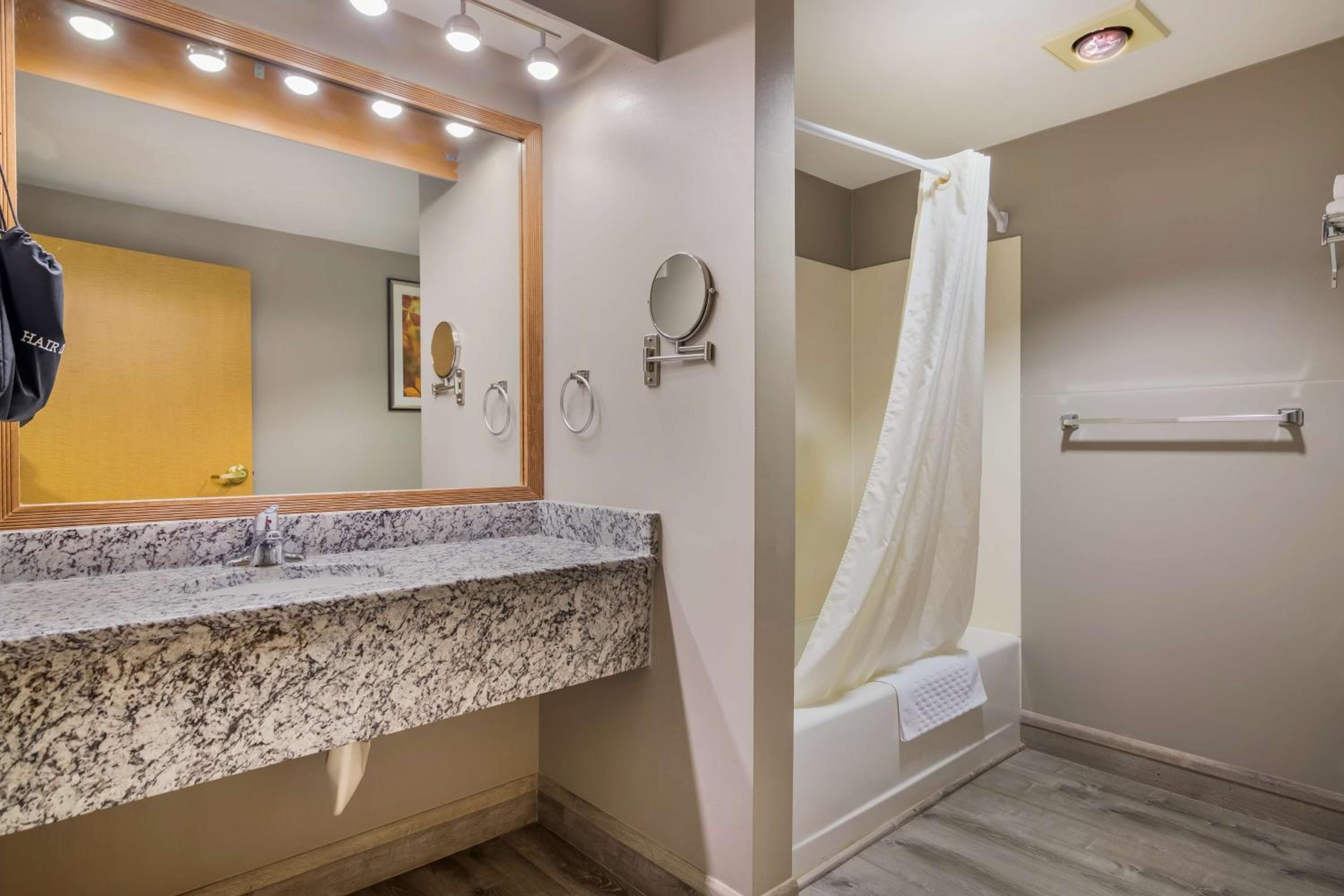 King Suite with Spa Bath - Non-Smoking - Photo 7