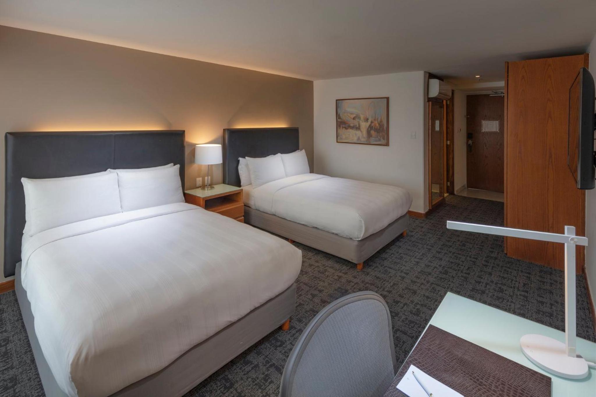 Classic Twin Room with Lounge Access - Photo 7