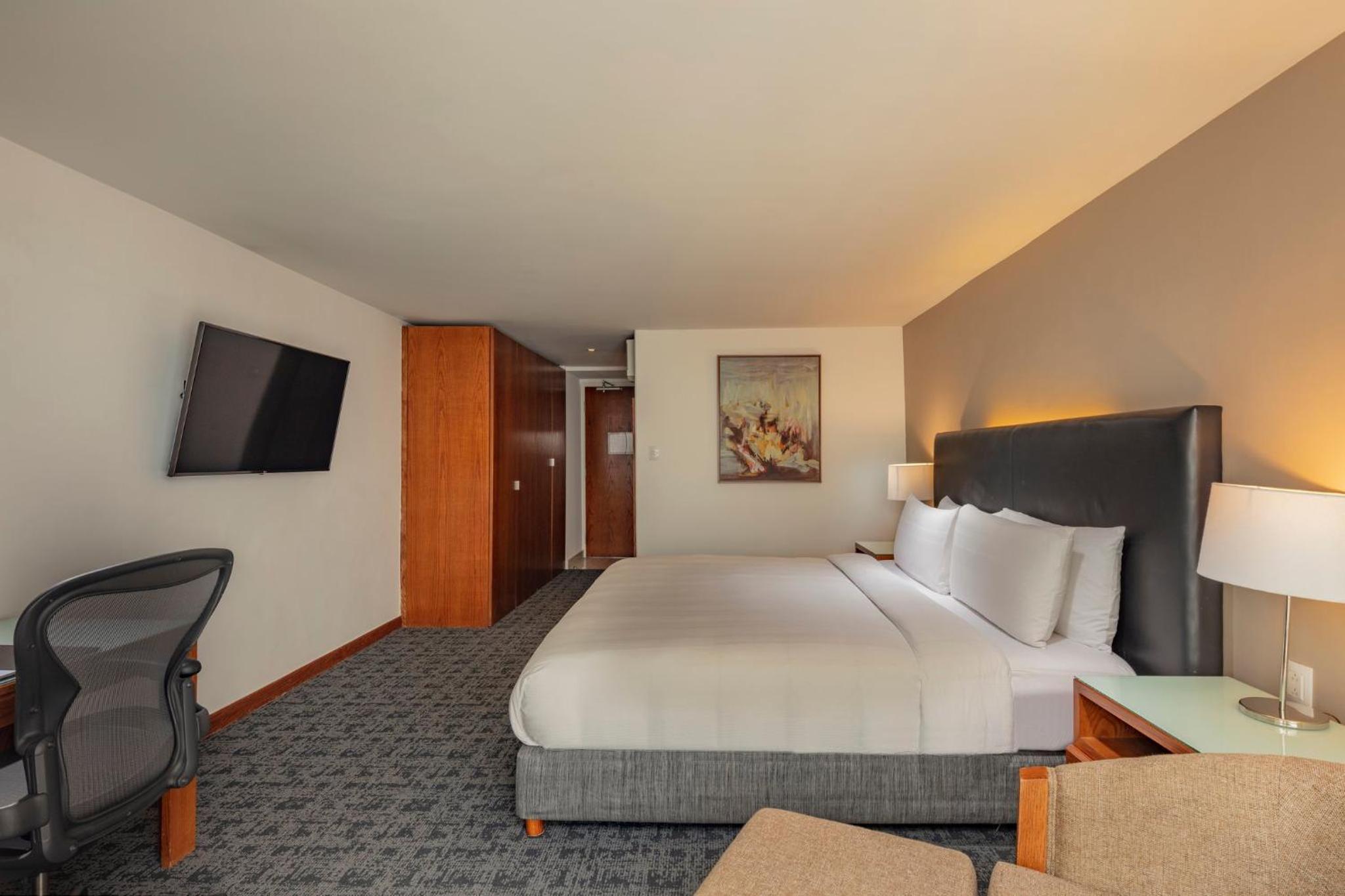 Classic King Room - Club Lounge Access - Photo 3