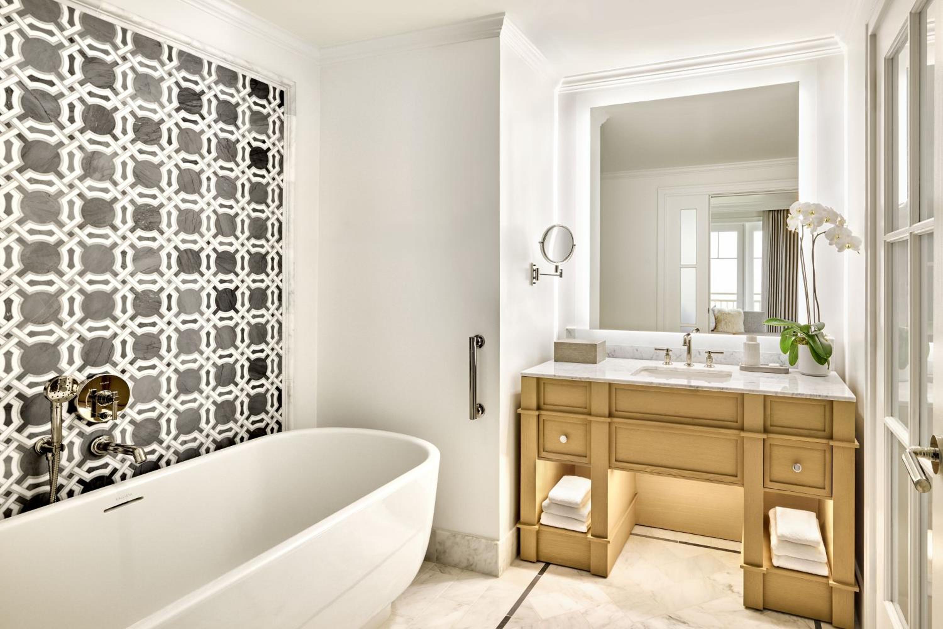 Luxury Suite - Photo 4