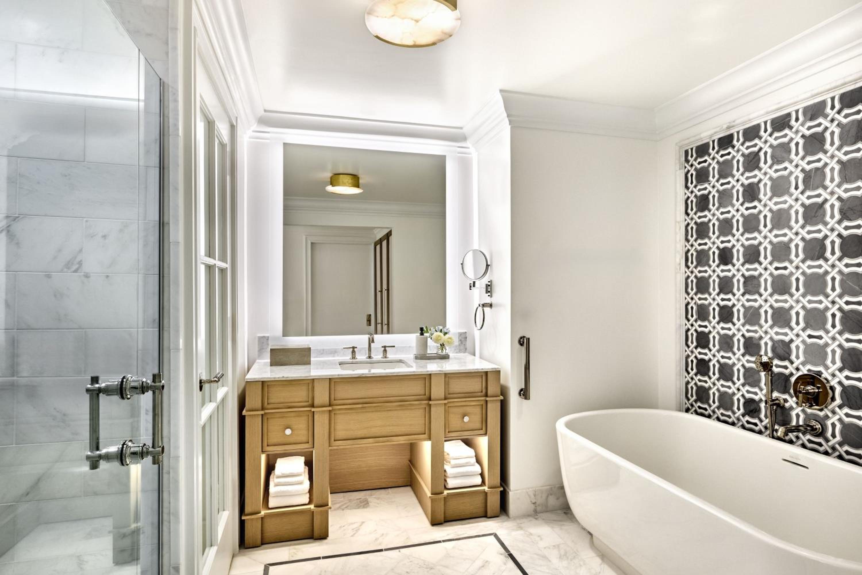 One-Bedroom Suite with Courtyard View - Photo 2