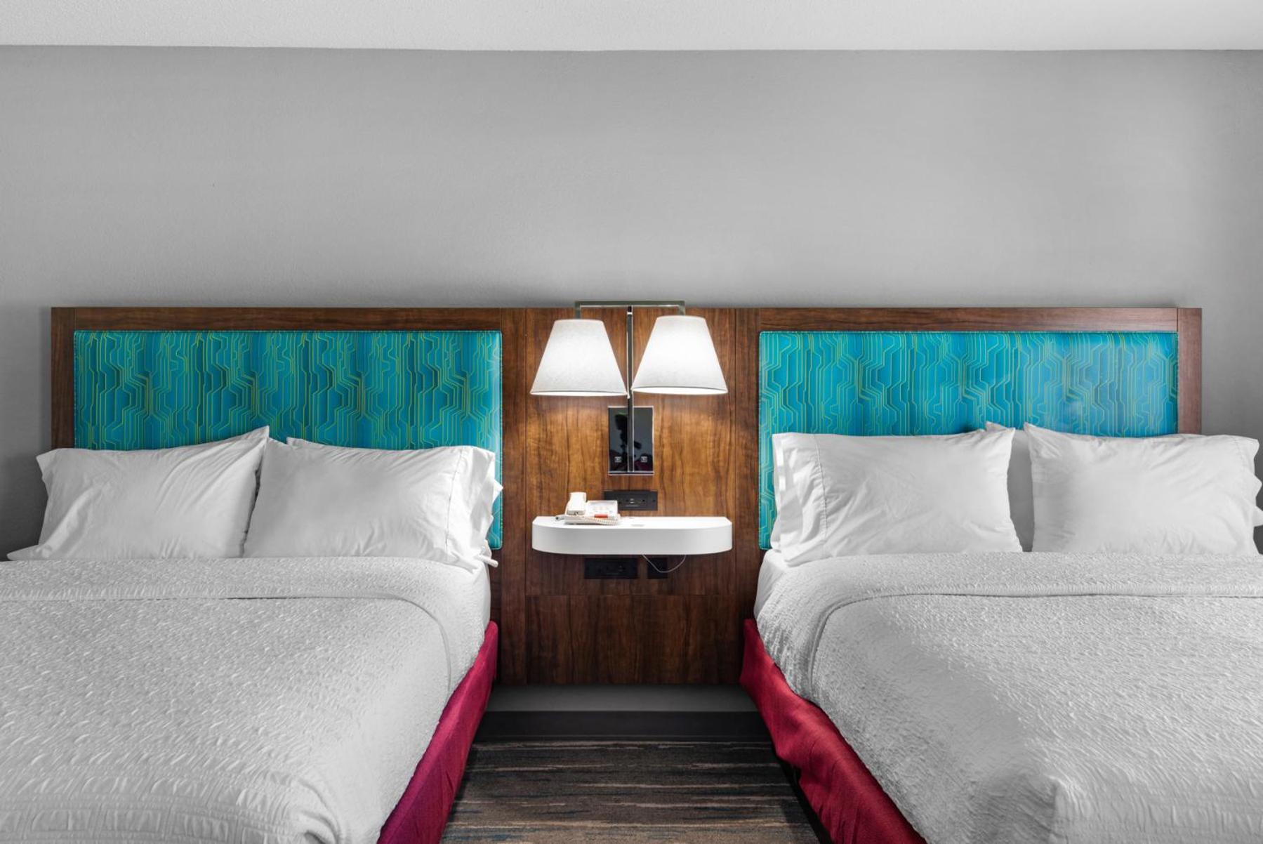 Queen Room with Two Queen Beds (4 Adults) - Photo 7