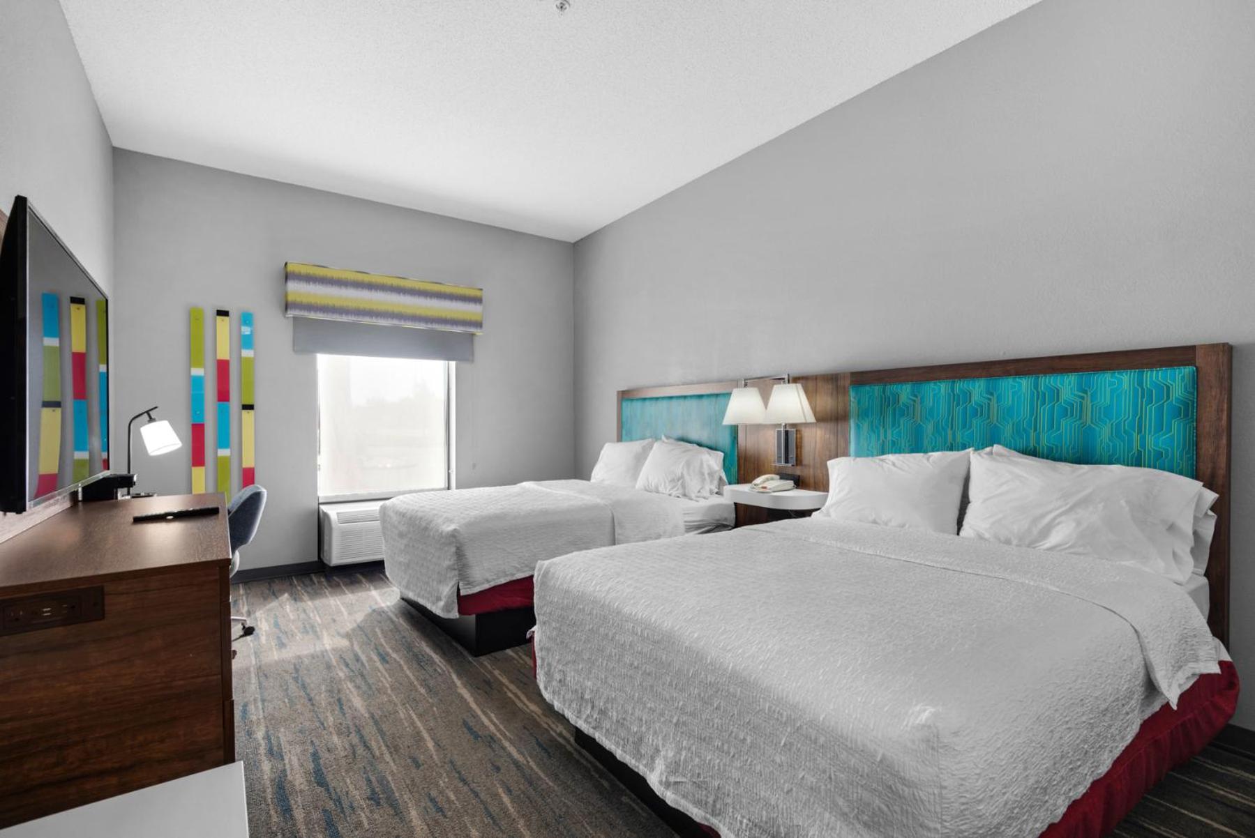 Queen Room with Two Queen Beds (4 Adults) - Photo 5