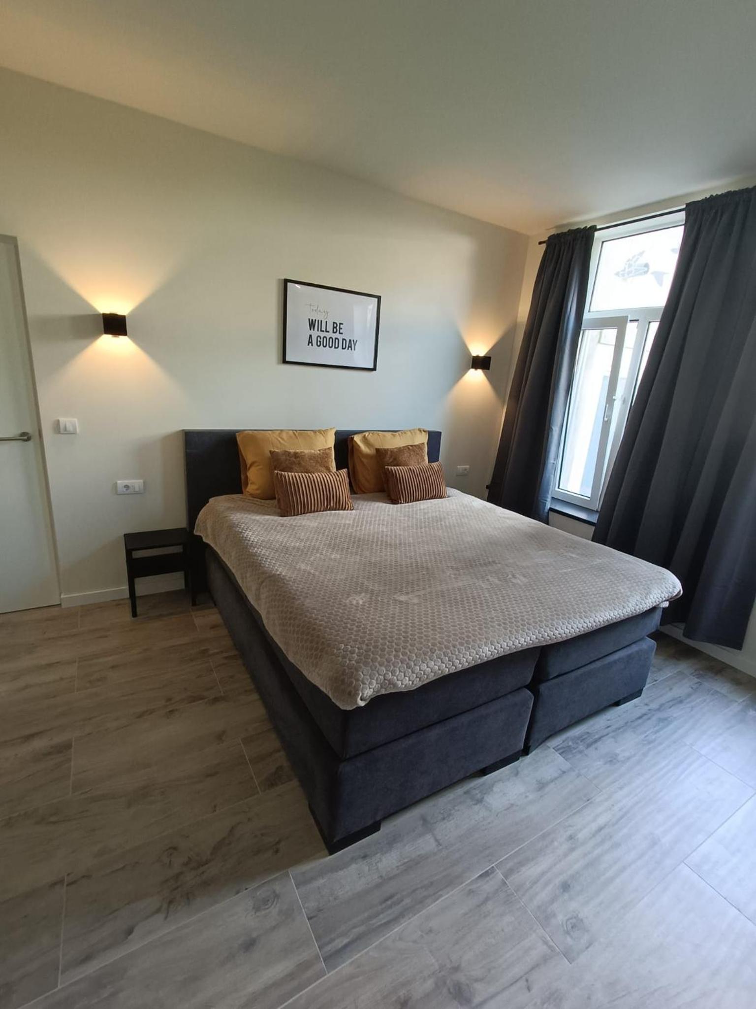 One-Bedroom Apartment photo 1