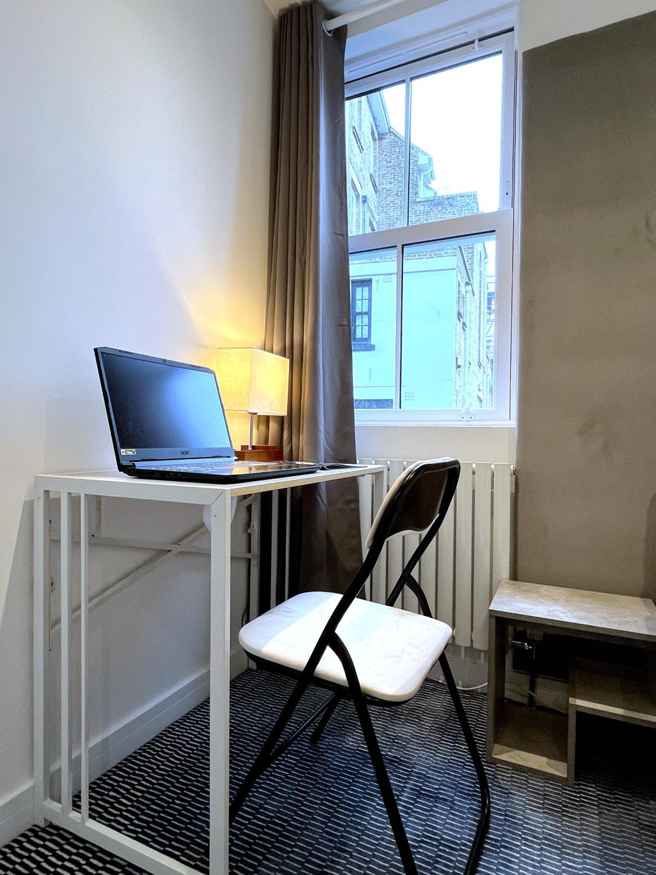 Single Room with Bathroom photo 3