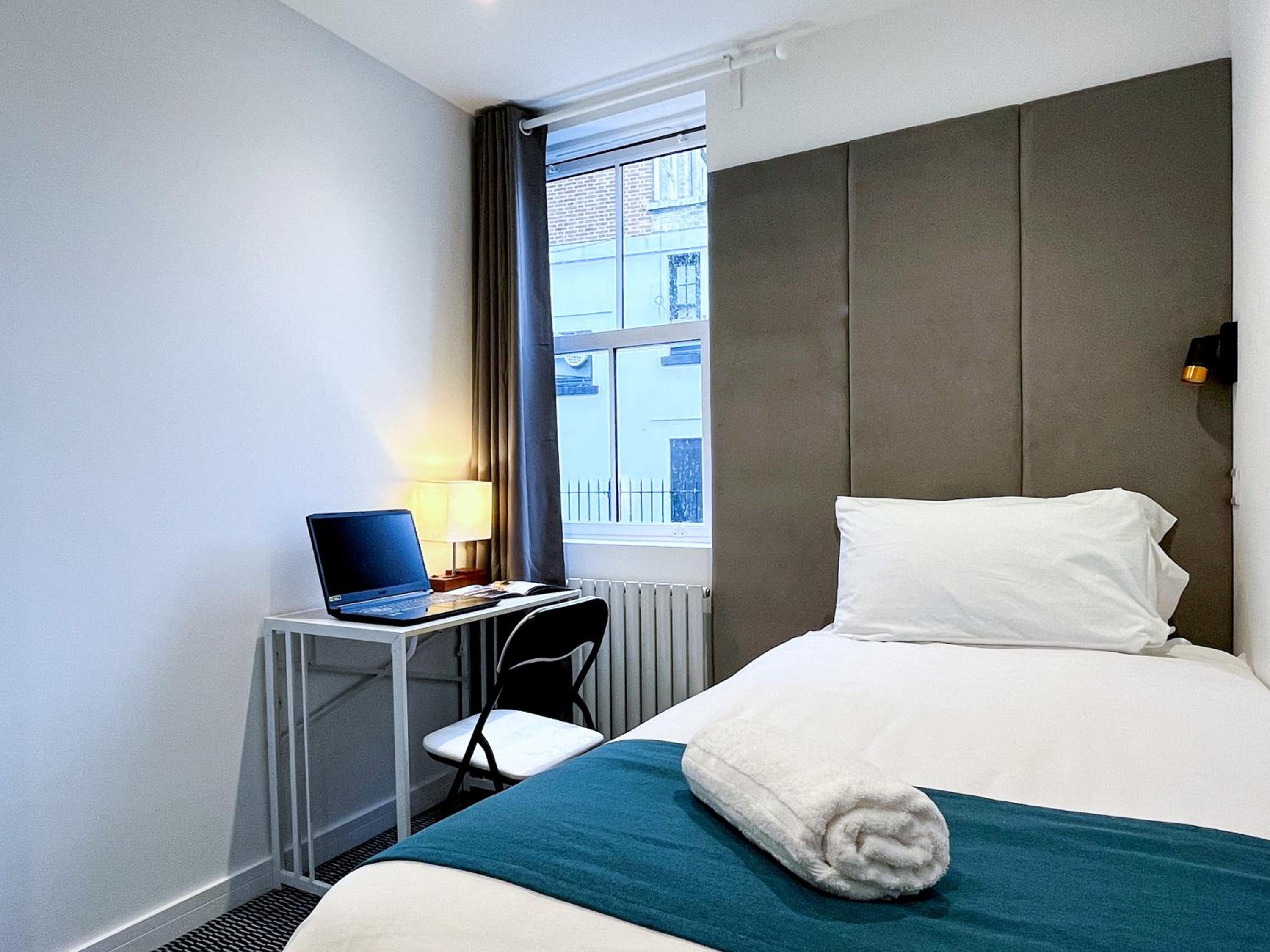 Single Room with Bathroom photo 2