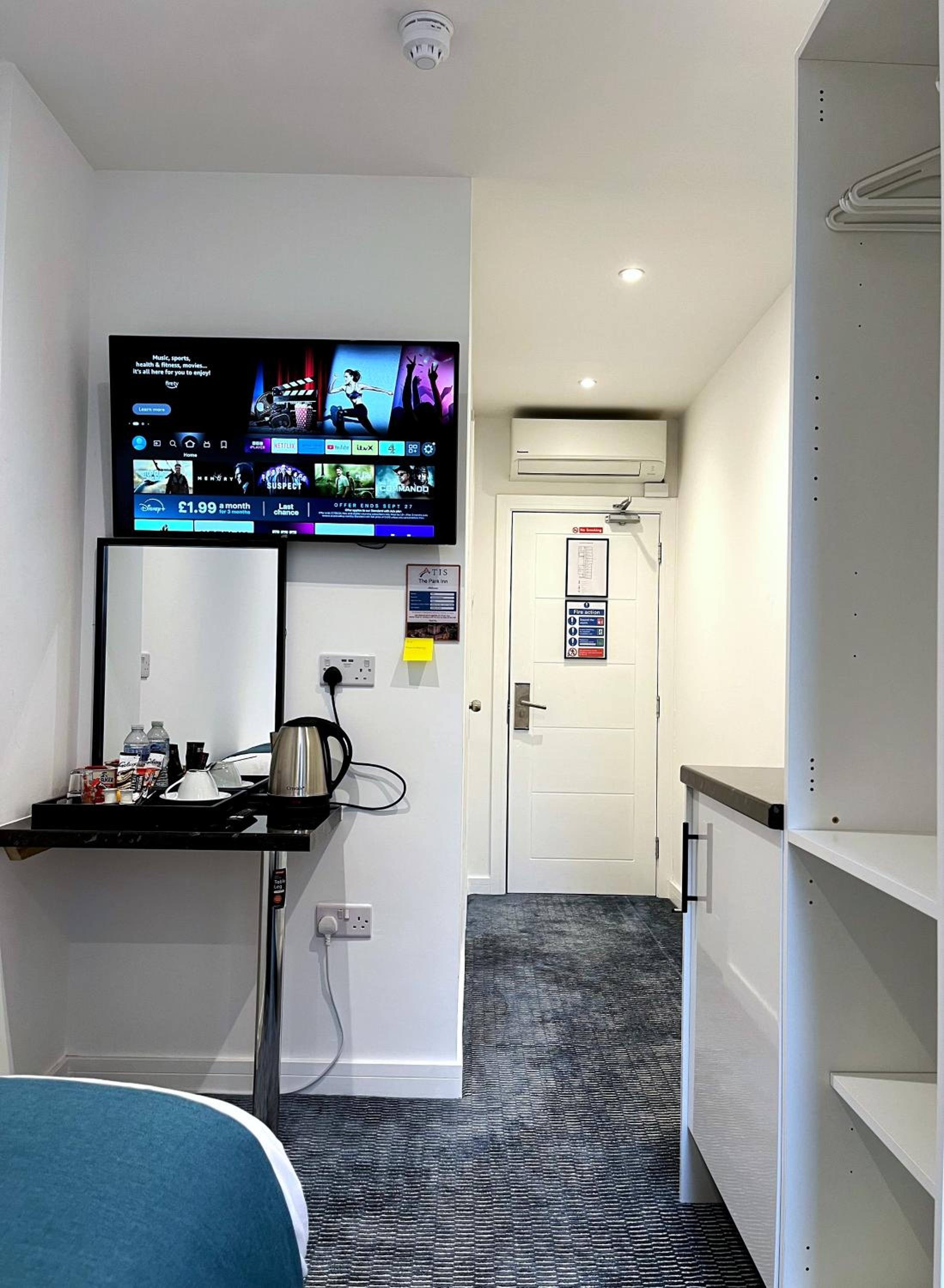 Single Room with Bathroom photo 1