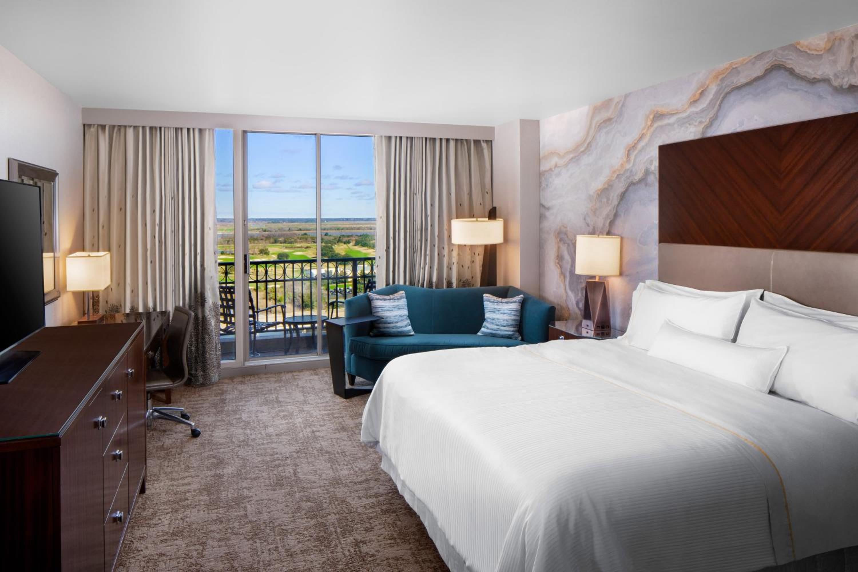 Guest room, 1 King, Golf view, Balcony - Photo 3