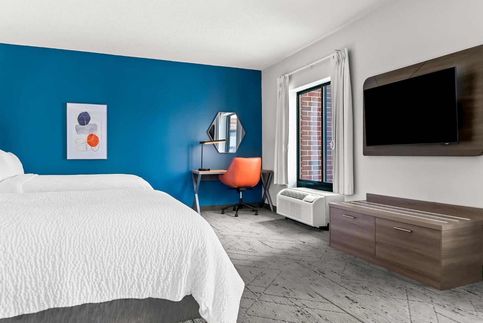 Standard Room with Two Queen Beds - Photo 3