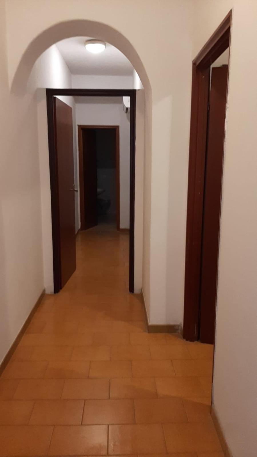 带露台的两卧室公寓