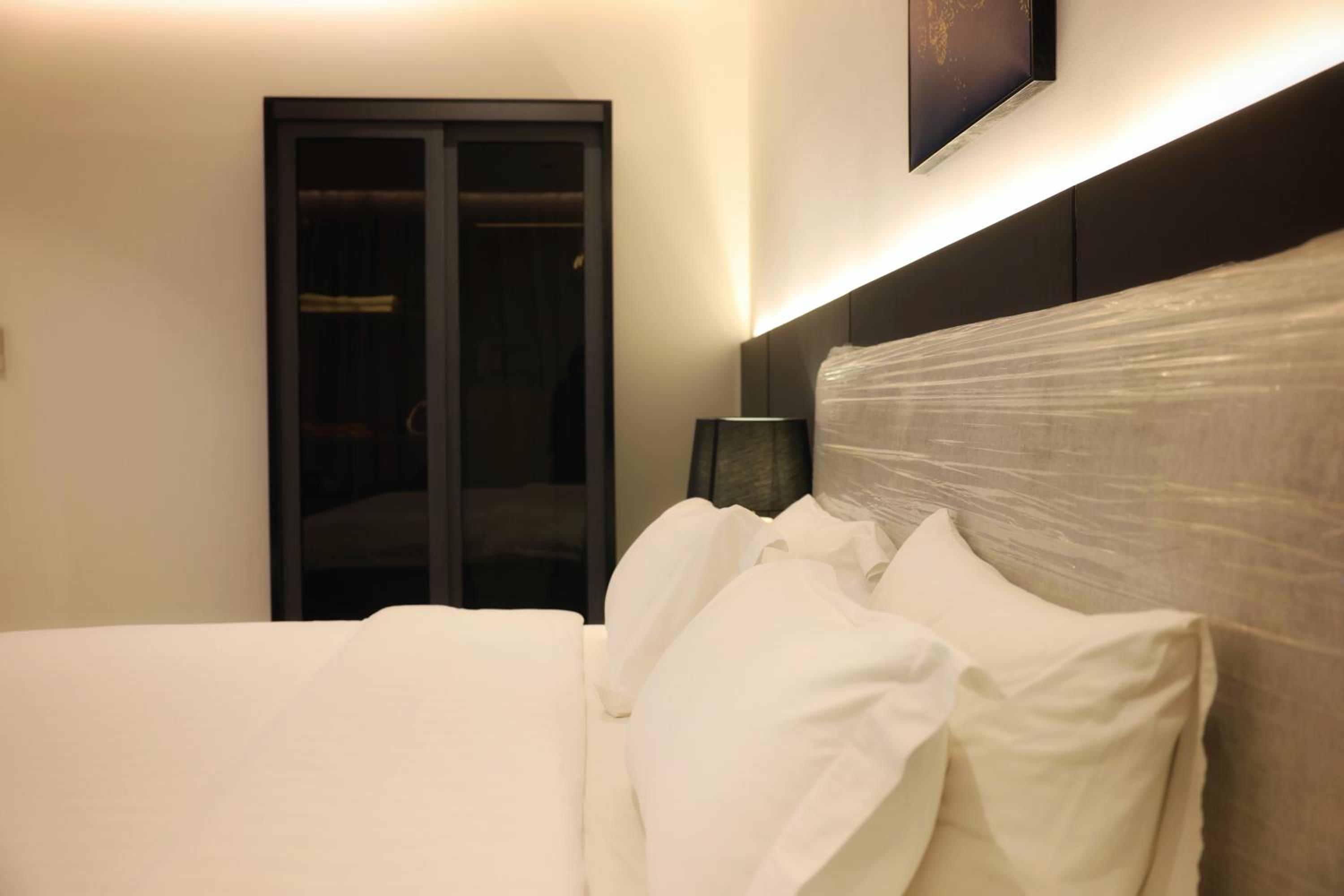 Deluxe Double Room (2 Adults + 1 Child) photo 2