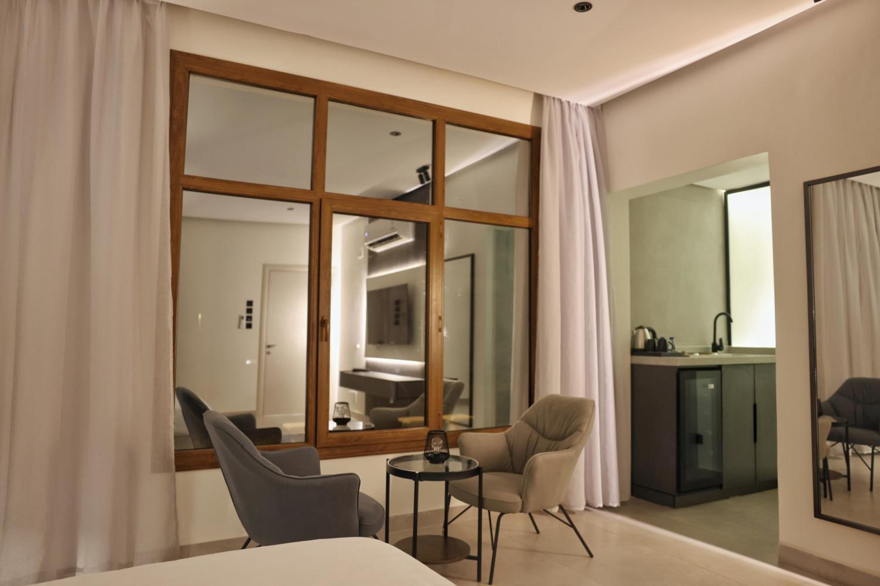 Deluxe Double Room (2 Adults + 1 Child) photo 3